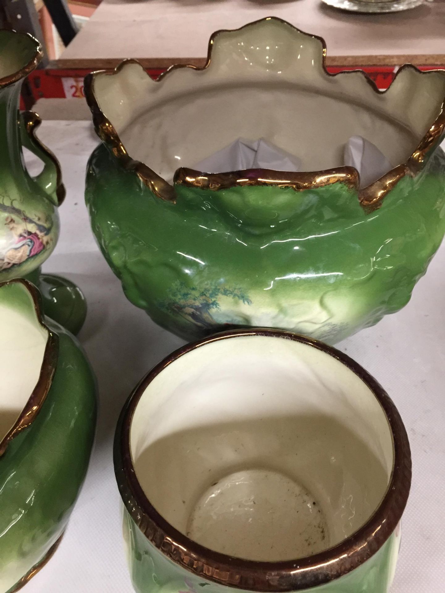 A GROUP OF FOUR VINTAGE POTTERY ITEMS, TWO PLANTERS, VASE AND A POT - Bild 3 aus 4