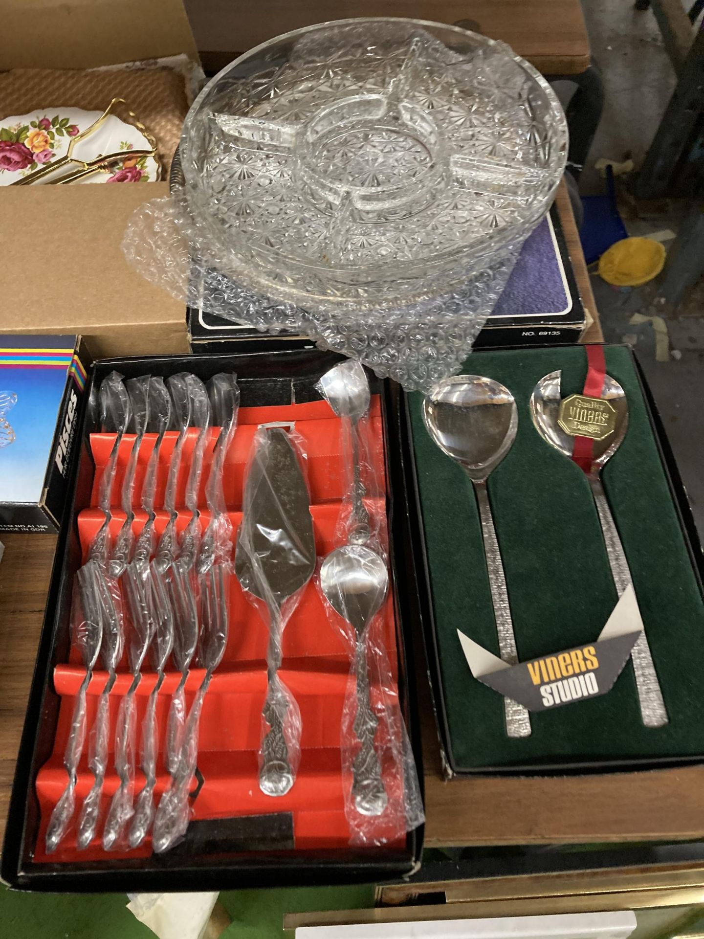 A MIXED LOT TO INCLUDE BOXED FLATWARE, WICKET BORDER TRAYS ETC - Image 4 of 4