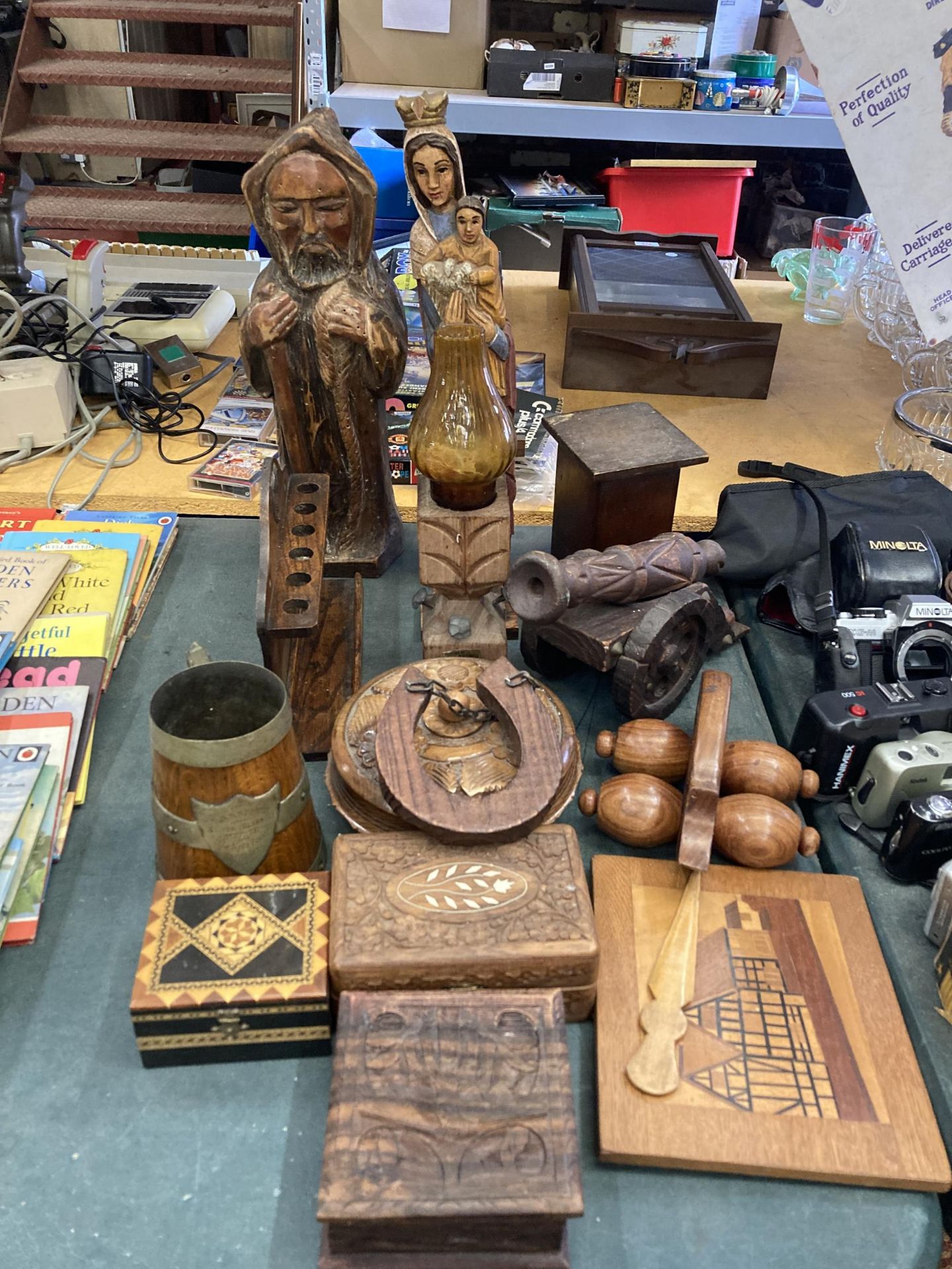 A GROUP OF WOODEN AND TREEN WARES TO INCLUDE CARVED FIGURES, MIDDLE EASTERN BOX ETC