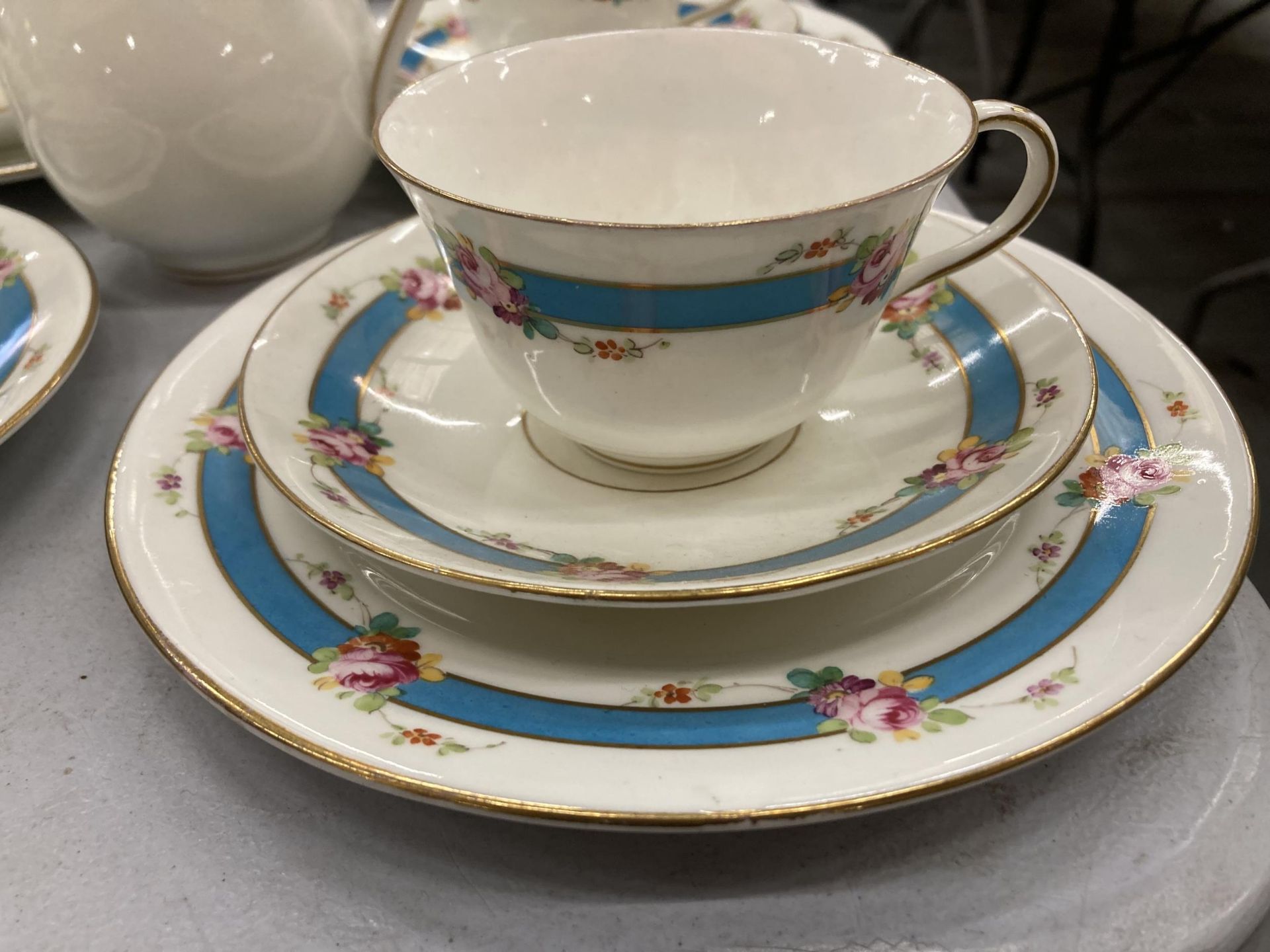 A LARGE QUANTITY OF VINTAGE CROWN STAFFORDSHIRE CHINA CUPS, SAUCERS, SIDE PLATES, A CREAM JUG, SUGAR - Image 2 of 4