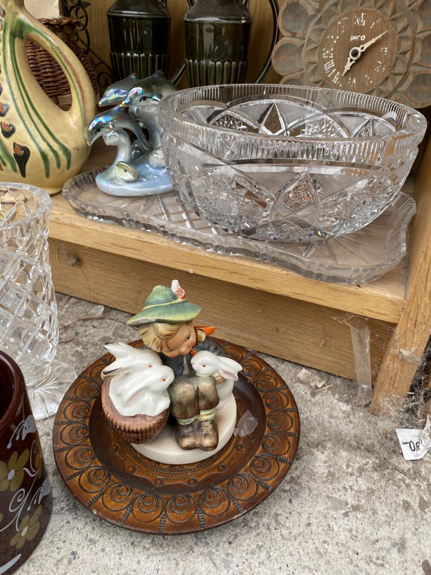 AN ASSORTMENT OF GLASS AND CERAMICS TO INCLUDE BOWLS AND VASES ETC - Image 3 of 4