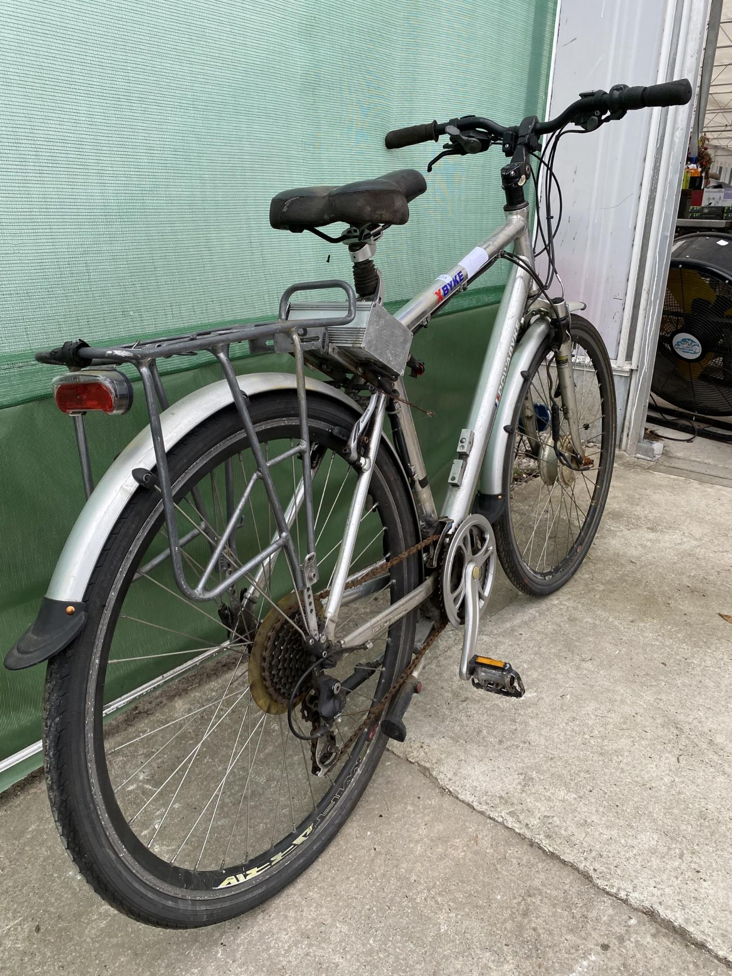 A POWABYKE XBYKE GENTS BIKE WITH FRONT SUSPENSION AND 24 SPEED SHIMANO GEAR SYSTEM - Image 2 of 5