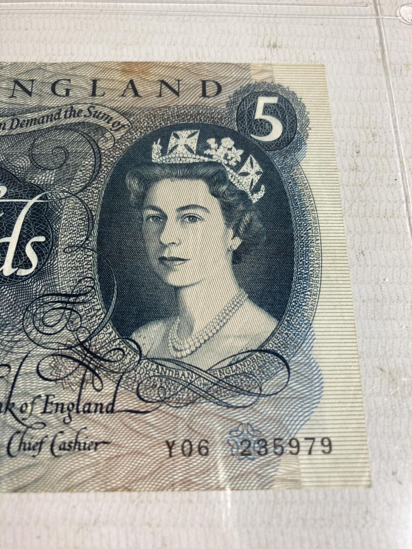 THREE BANK OF ENGLAND FIVE POUND NOTES TO INCLUDE A SIGNED STANDISH FORDE (1966-1970) AND TWO - Bild 2 aus 4