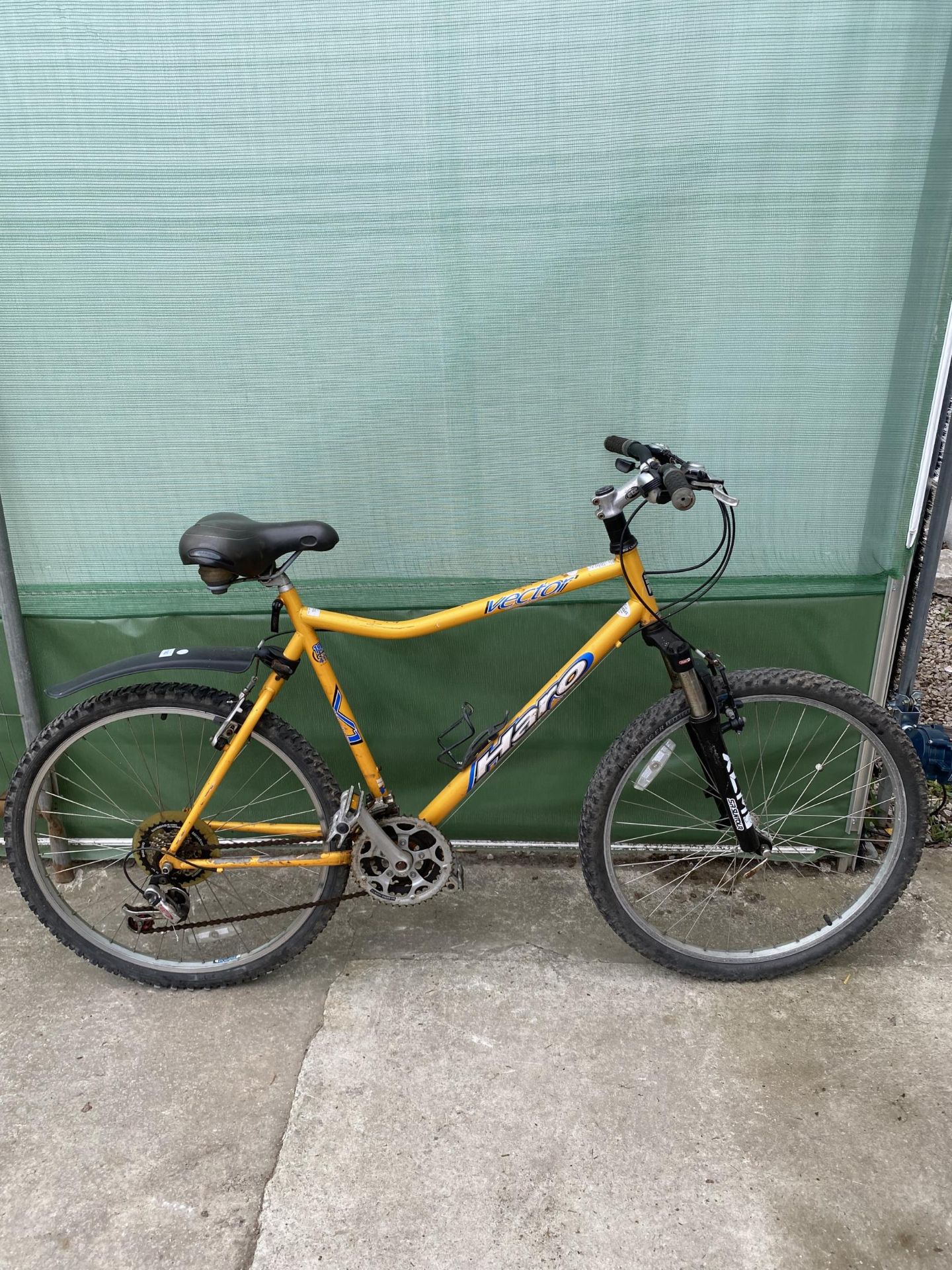 A HARO VECTOR GENTS BIKE WITH 21 SPEED SHIMANO GEAR SYSTEM