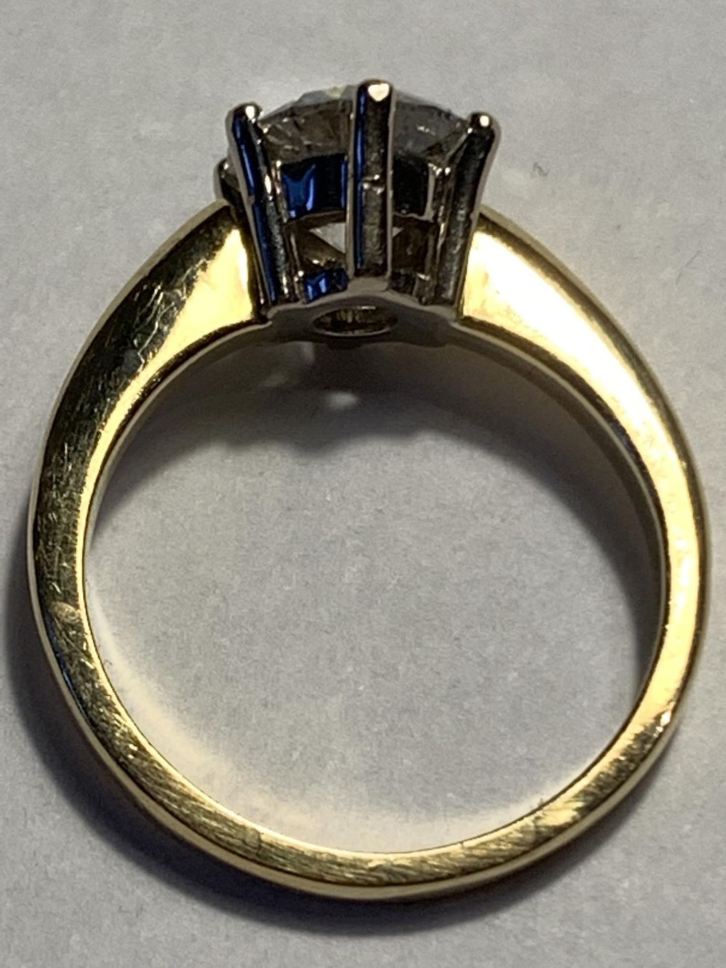 AN 18 CARAT GOLD RING WITH A 1.5 CARAT ROUND CUT DIAMOND SIZE J/K - Image 4 of 5