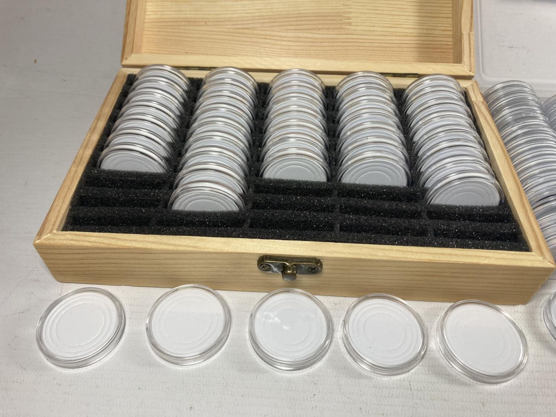 A CASED COLLECTION OF 100 FARTHINGS PLUS EMPTY STORAGE CASE . OVER 20 ARE VICTORIAN , ALL - Image 4 of 5