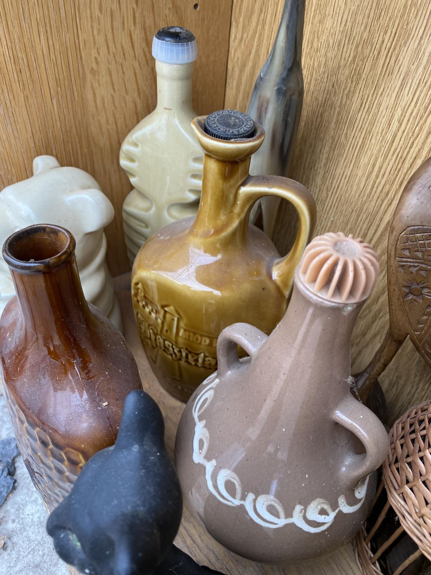 AN ASSORTMENT OF GLASS AND CERAMIC ITEMS TO INCLUDE BOTTLES AND VASES ETC - Image 2 of 3