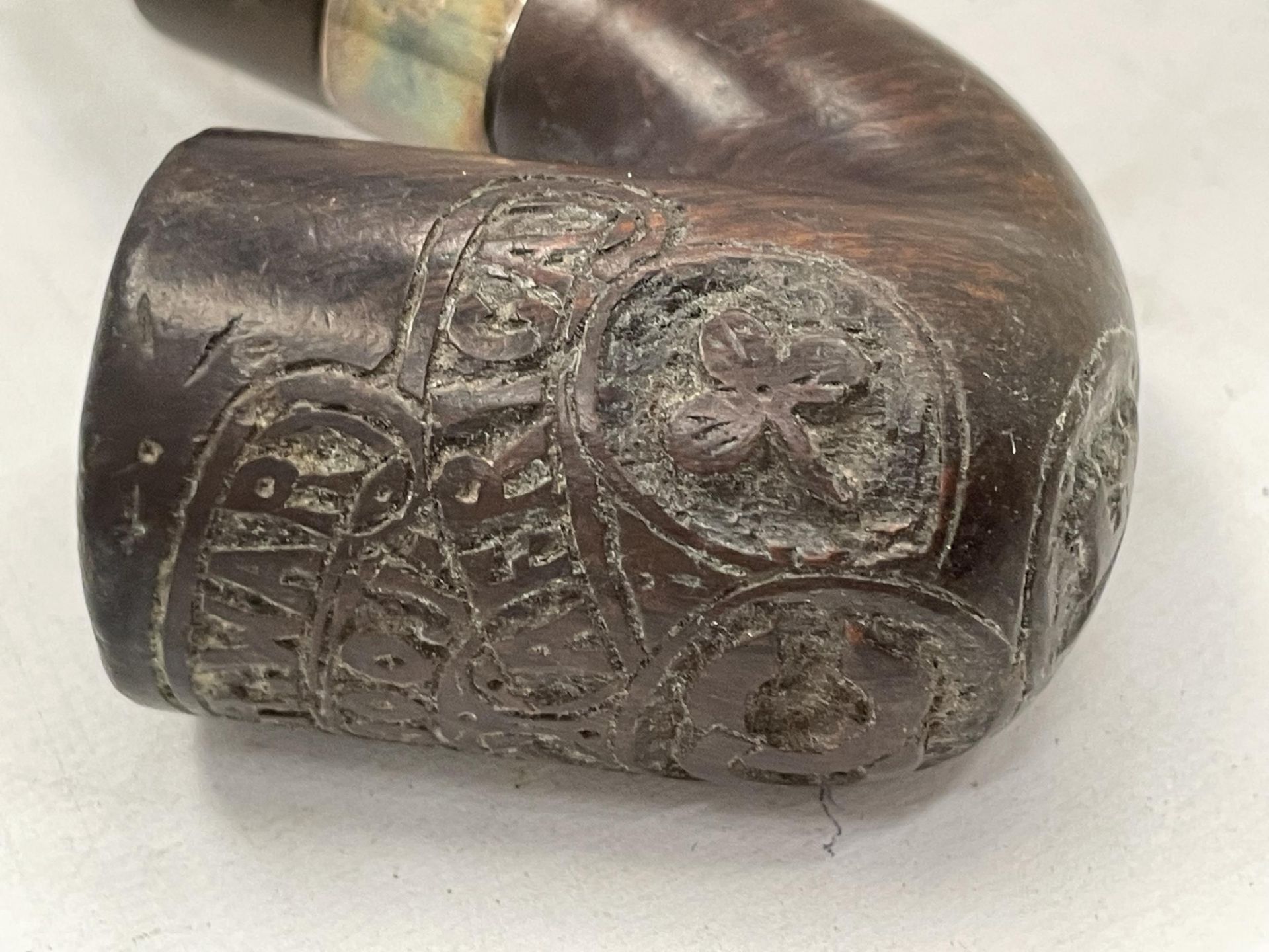 A VINTAGE CARVED WOODEN BOER WAR 1900 PIPE AND STAND WITH HALLMARKED SILVER COLLAR - Image 2 of 3