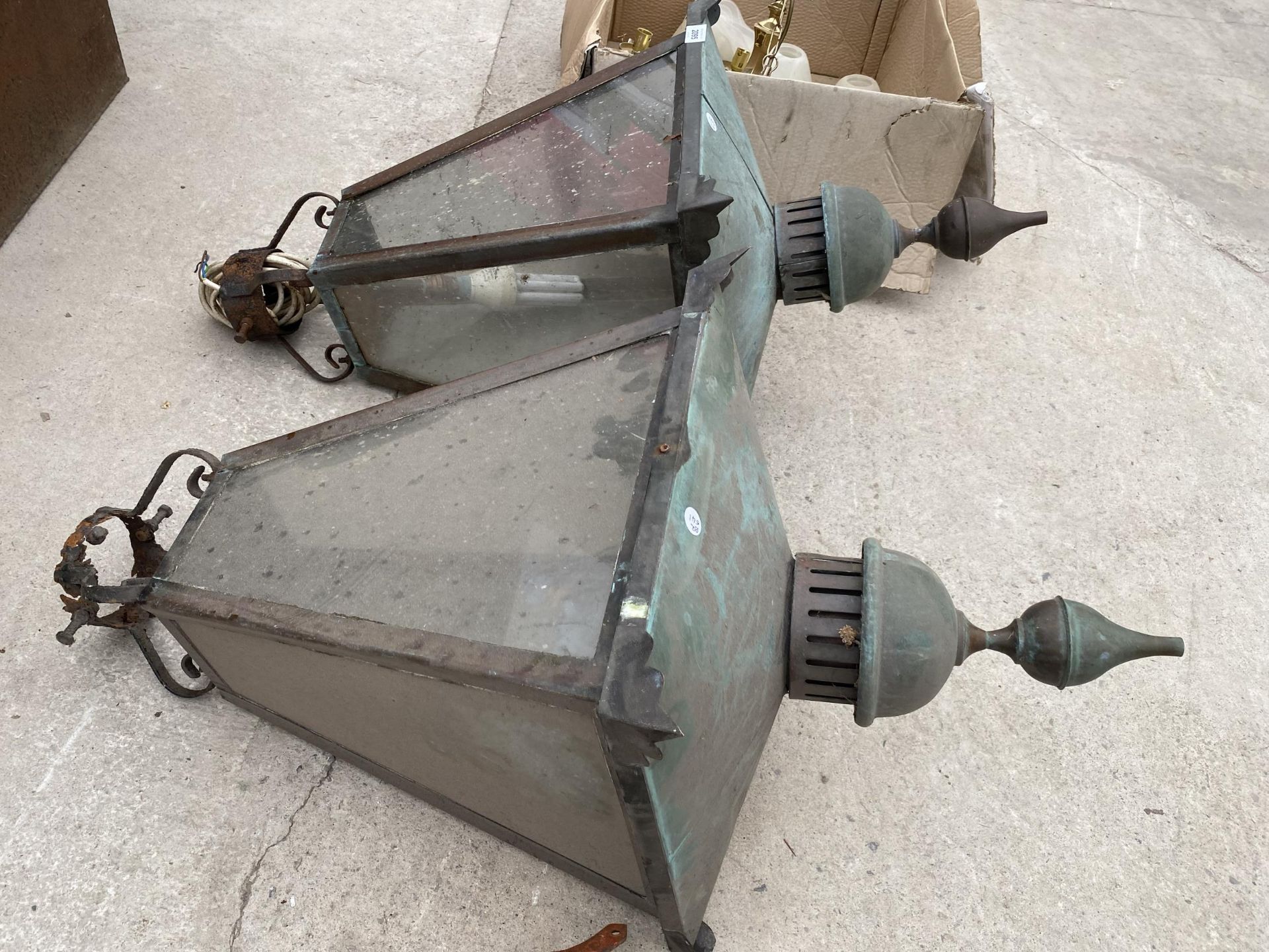 A PAIR OF VINTAGE COPPER COURTYARD LIGHTS - Image 3 of 4