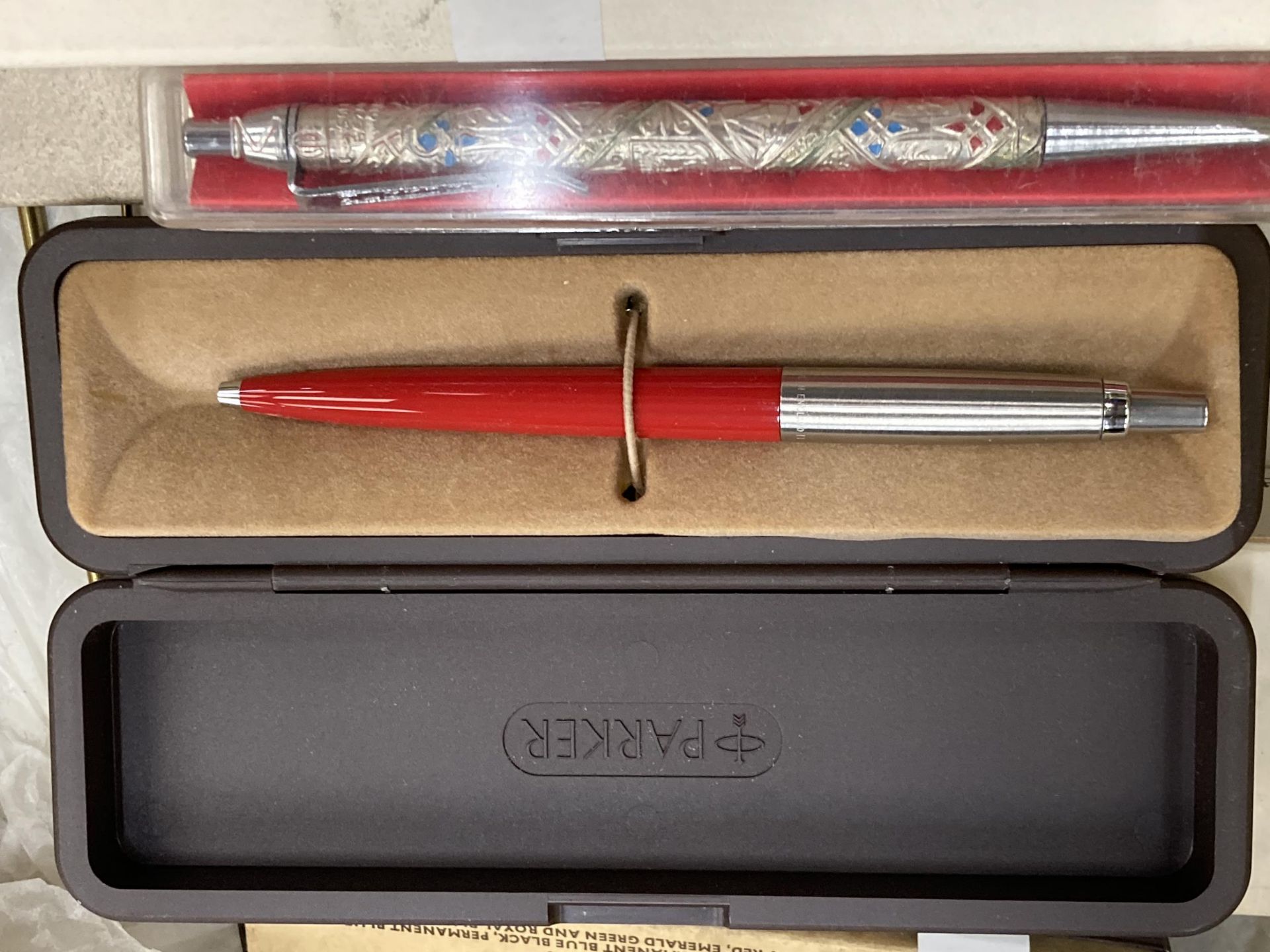 A COLLECTION OF PENS TO INCLUDE MARBLED EFFECT FOUNTAIN PEN, PARKERS ETC - Image 5 of 5