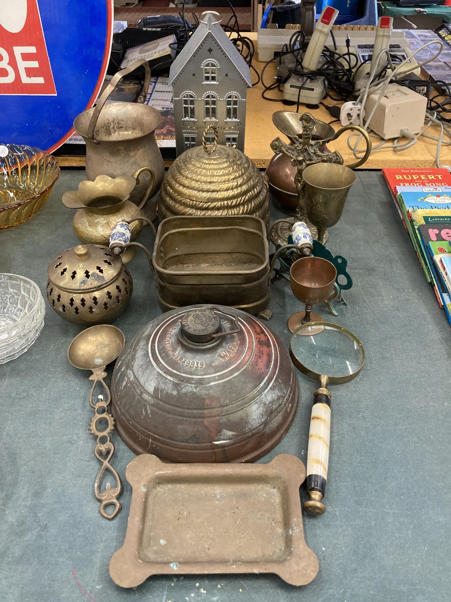 A MIXED LOT OF VINTAGE BRASS AND FURTHER ITEMS, WARMER, JUG, HOUSE MODEL ETC
