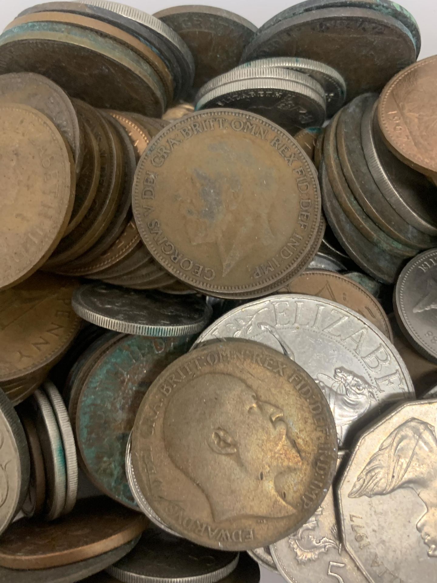 A QUANTITY OF VINTAGE COINS TO INCLUDE PRE-DECIMAL - Image 3 of 4