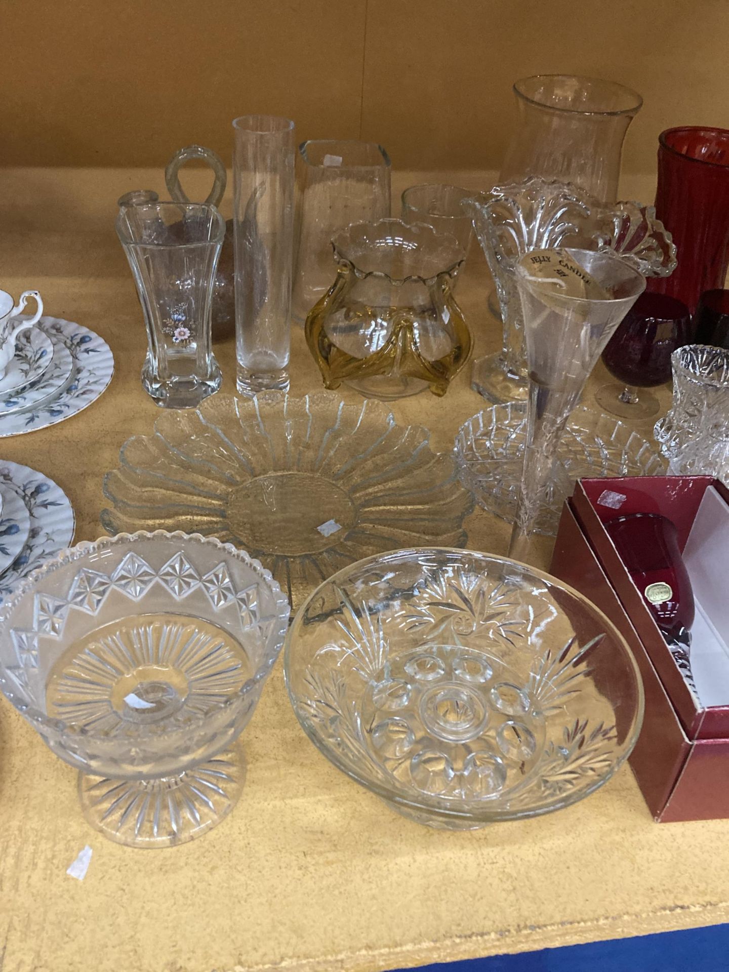 A MIXED COLLECTION OF GLASSWARE, CRANBERRY GLASS ITEMS ETC - Bild 2 aus 4