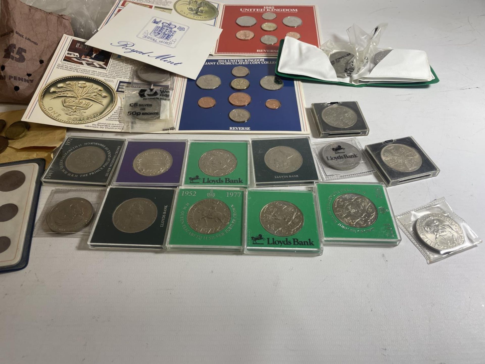 TIN OF MIXED UK COINS , TO INCLUDE 1984 & 1985 YEAR SETS , PLUS A SELECTION OF MODERN CROWNS - Image 6 of 6