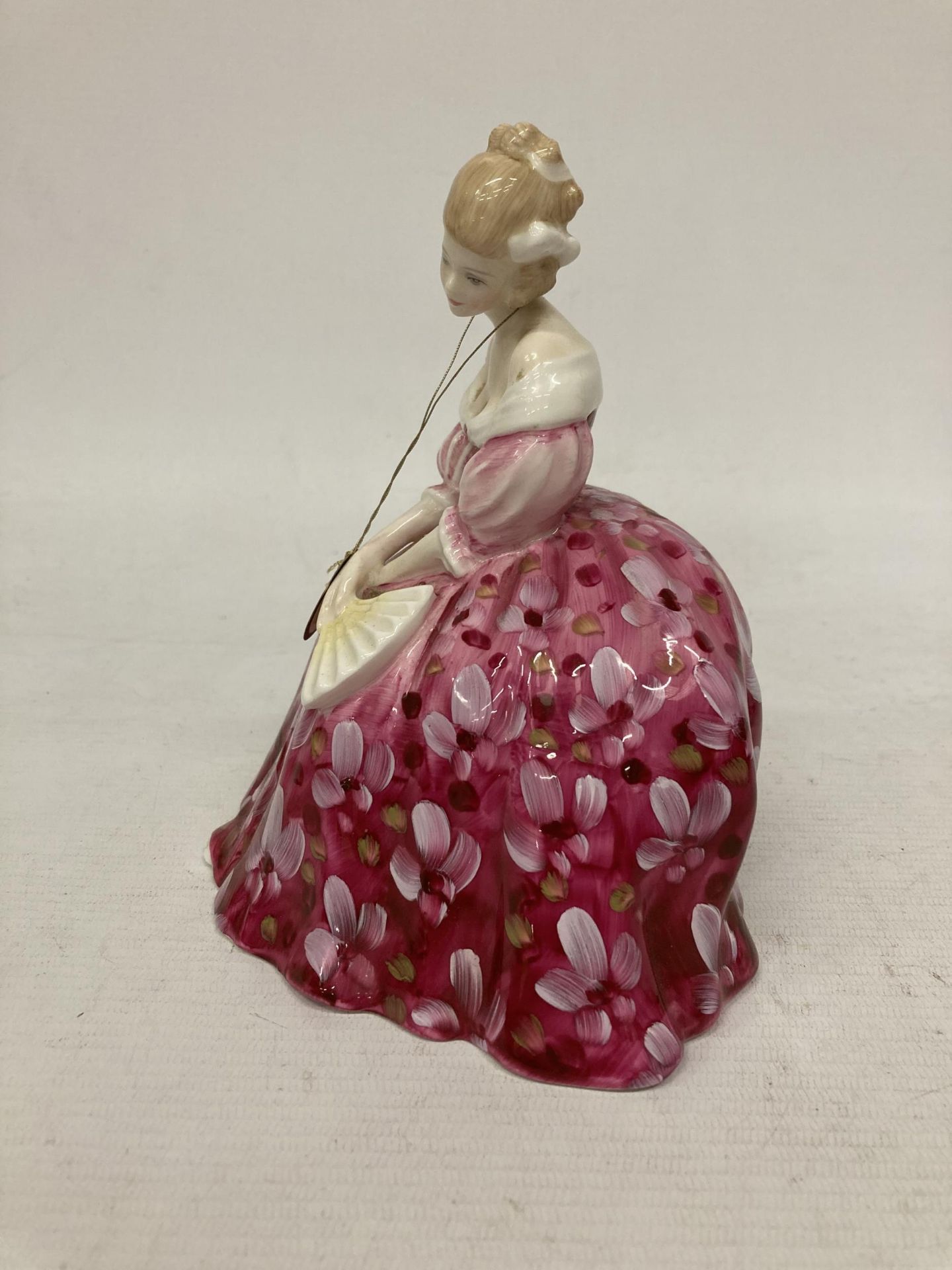 A ROYAL DOULTON FIGURINE "VICTORIA" HN2471 - Image 4 of 5