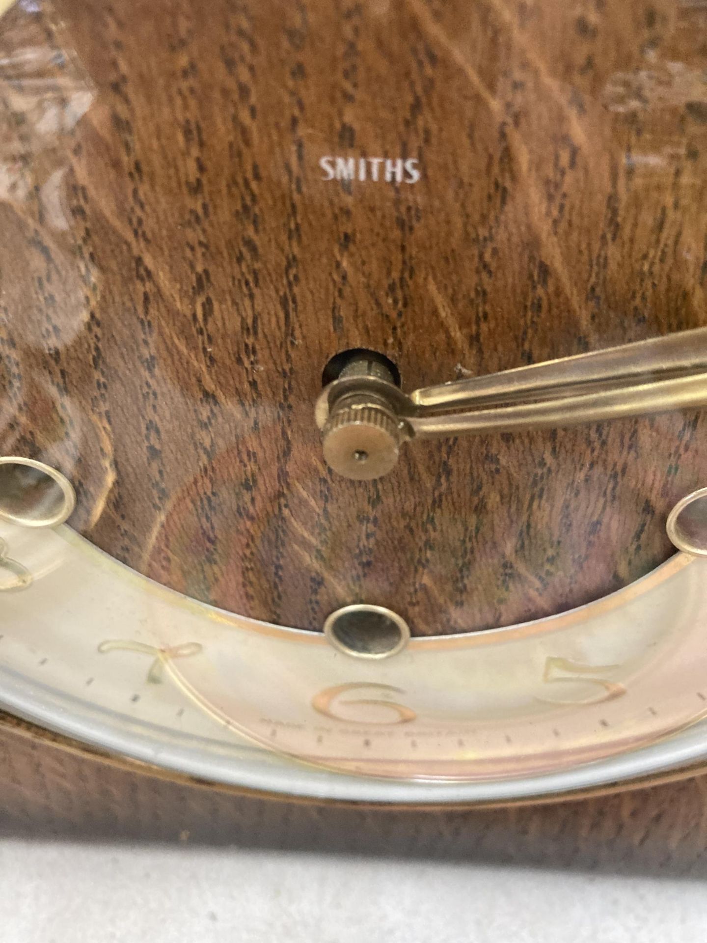 A VINTAGE MAHOGANY CASED 'SMITHS' MANTLE CLOCK WITH PENDULUM - Image 2 of 4