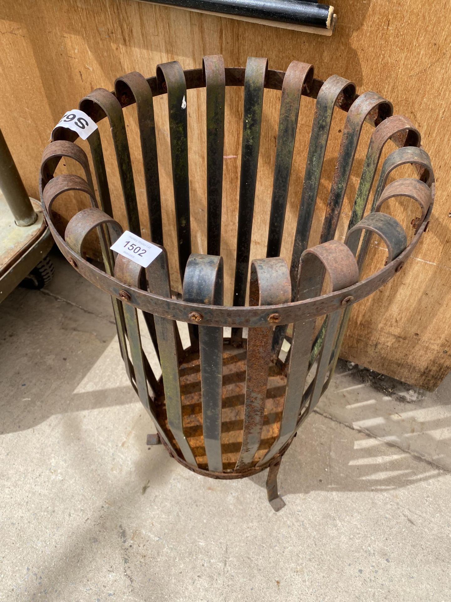 A WROUGHT IRON GARDEN FIRE PIT/PLANTER - Bild 2 aus 3