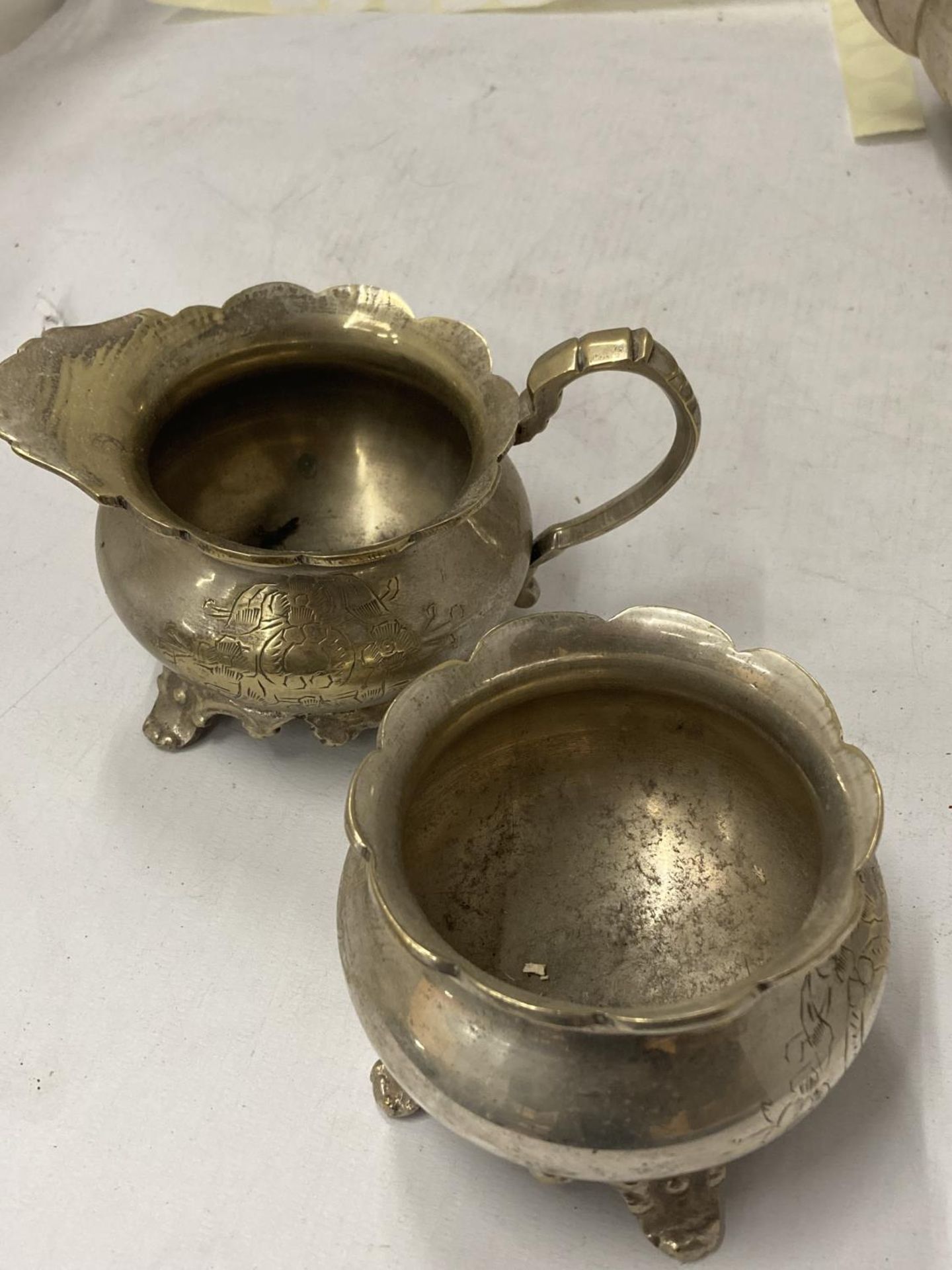A SILVER PLATED TEA SET TO INCLUDE A TEA AND COFFEE POT, CREAM JUG AND SUGAR BOWL - Image 3 of 6