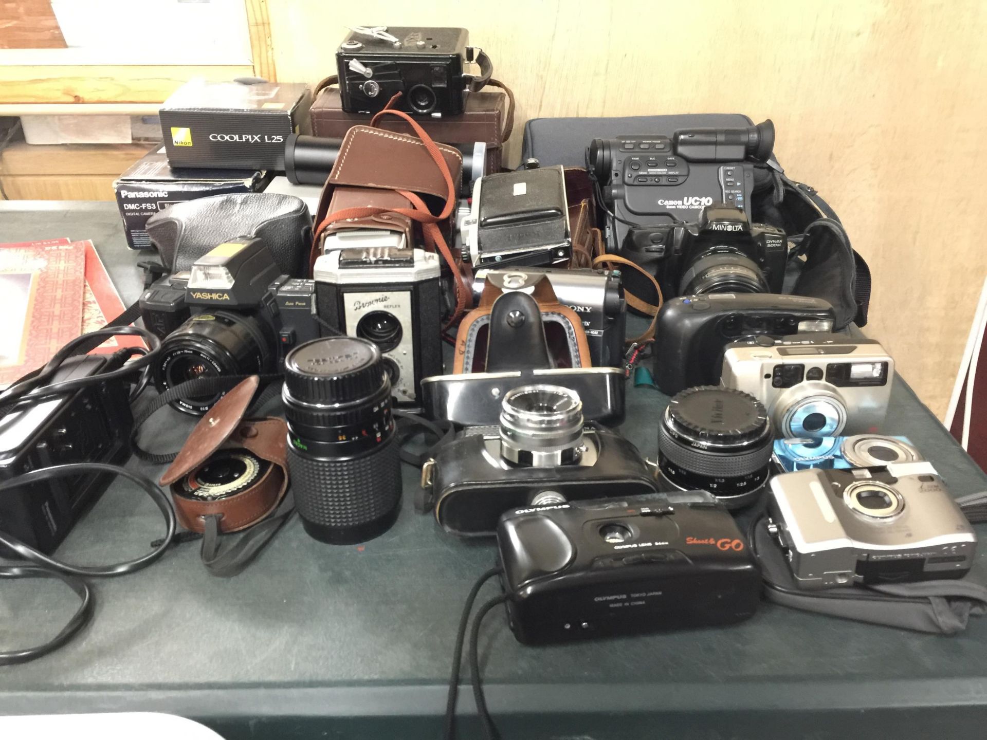 A LARGE QUANTITY OF VINTAGE CAMERAS AND ACCESSORIES TO INCLUDE A MINOLTA HIGH SPEED AF, YASHICA, - Image 5 of 5