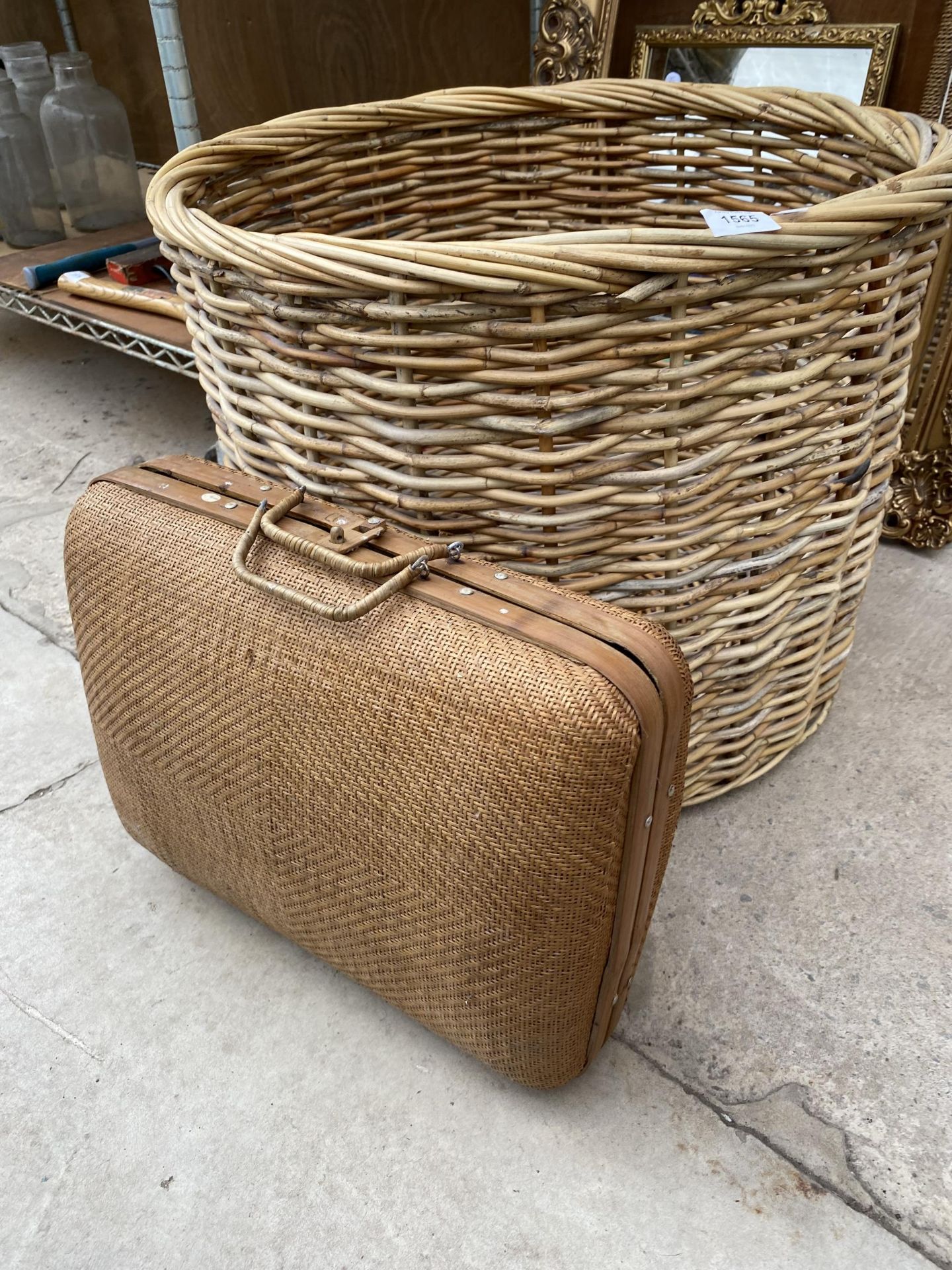 A LARGE WICKER LOG BASKET - Image 2 of 5