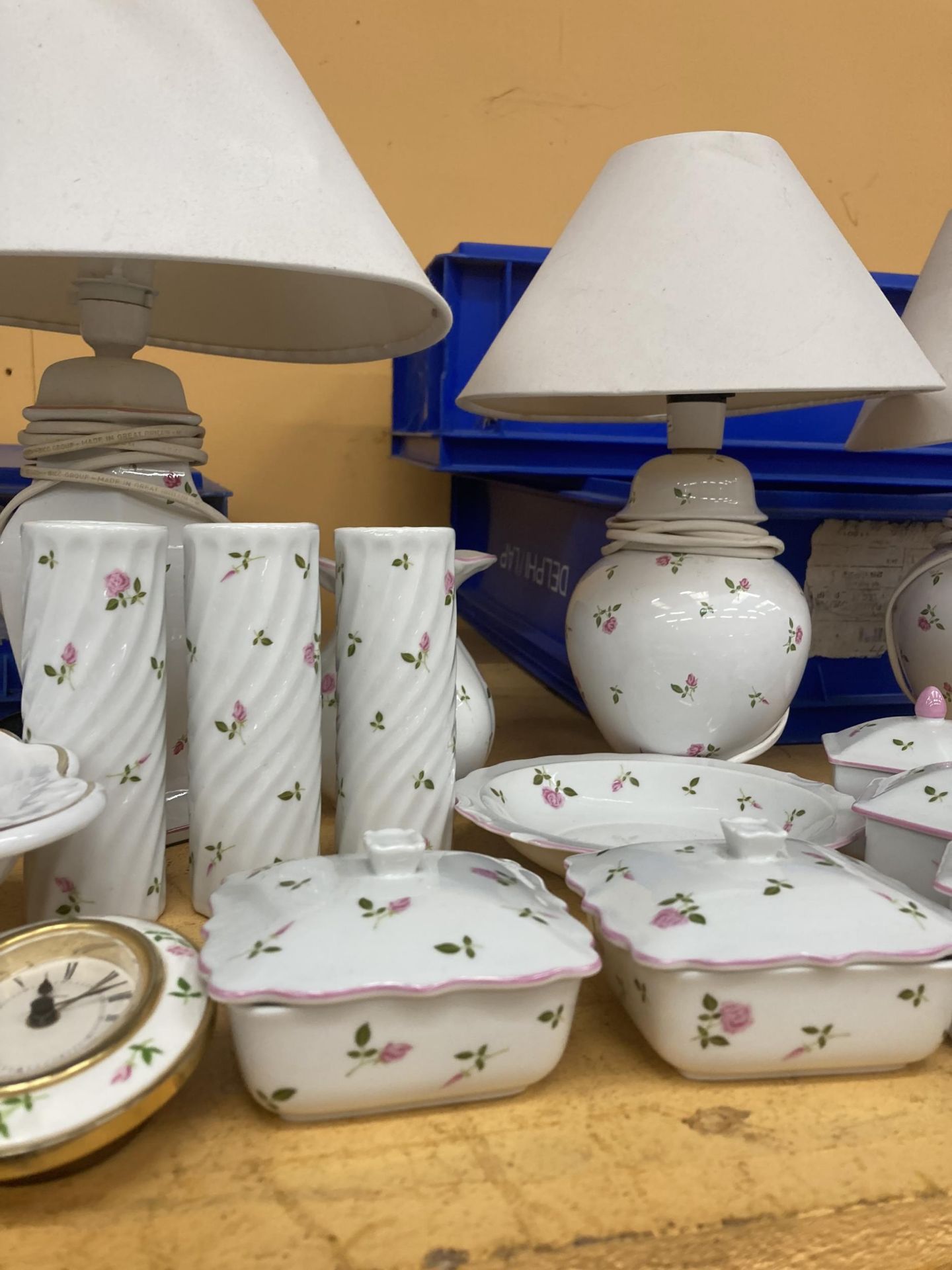 A COLLECTION OF ROYAL ALBERT LAVENDAR ROSE PATTERN CERAMICS AND TABLEWARE - Image 3 of 6