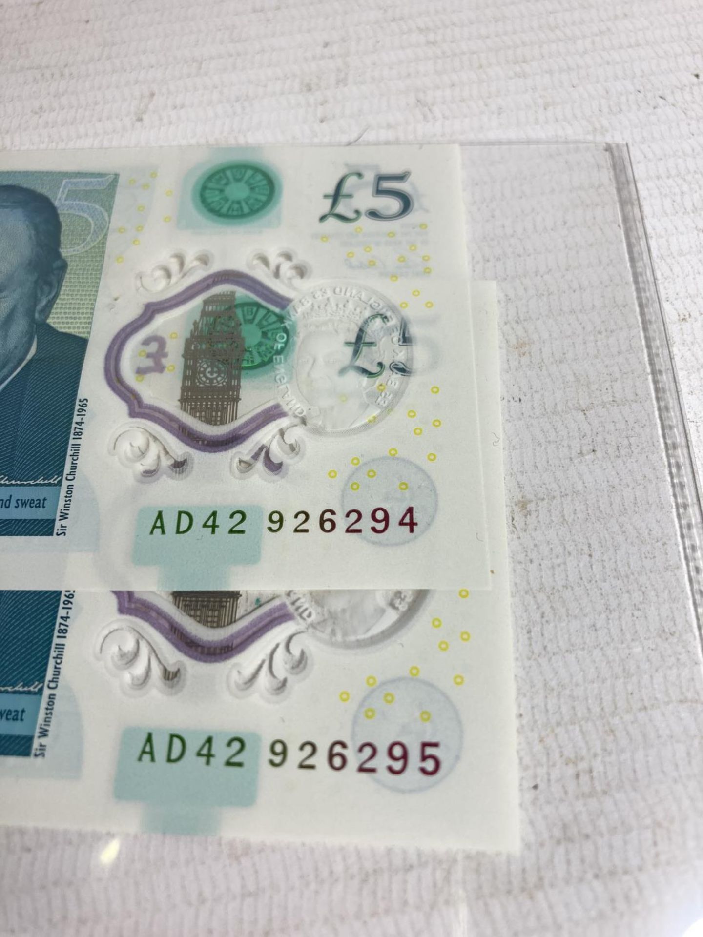 THREE BANK OF ENGLAND FIVE POUND NOTES TO INCLUDE A SIGNED STANDISH FORDE (1966-1970) AND TWO - Bild 4 aus 4