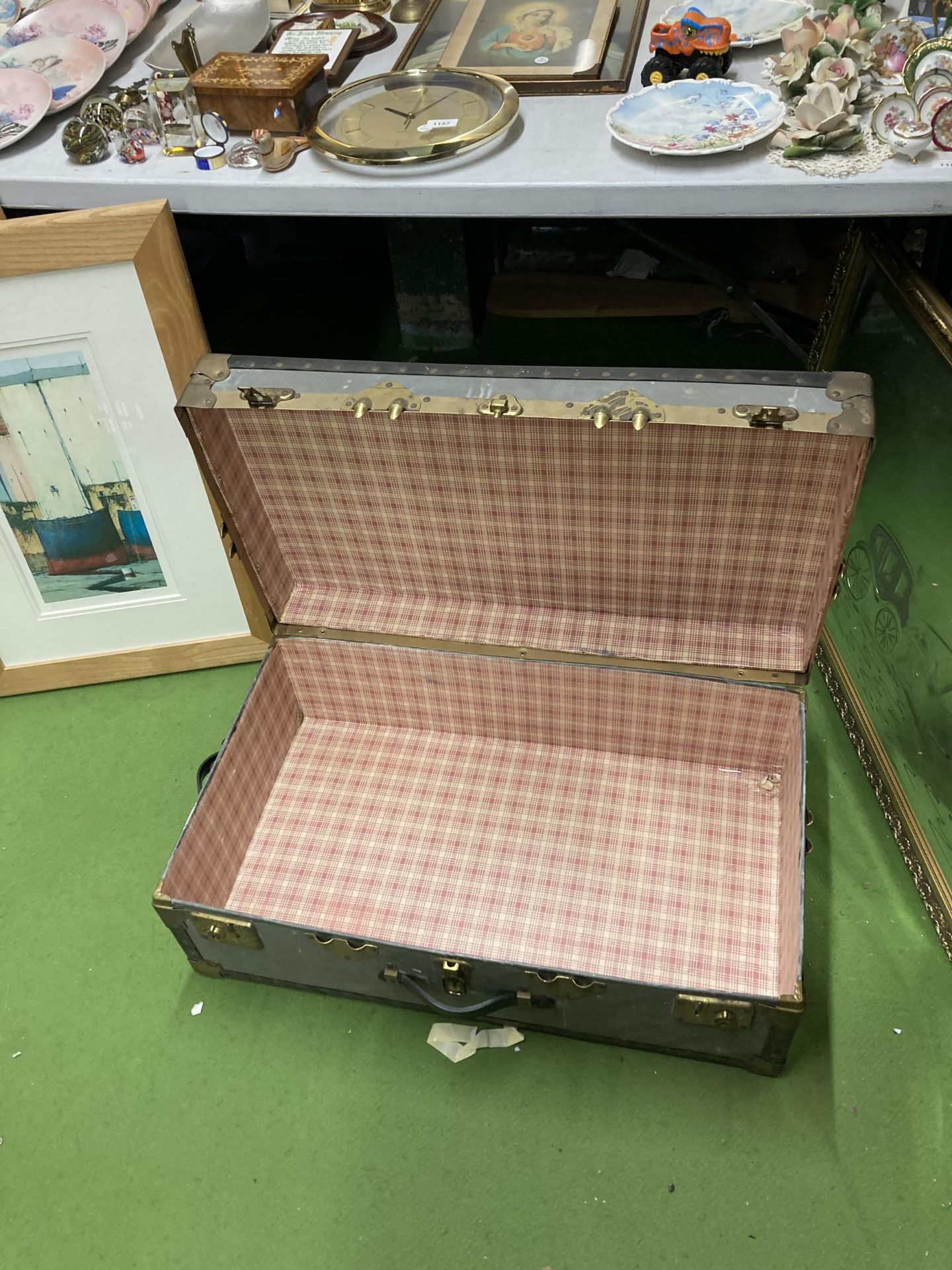 A VINTAGE GREY TRAVELLING TRUNK SUITCASE - Image 2 of 3