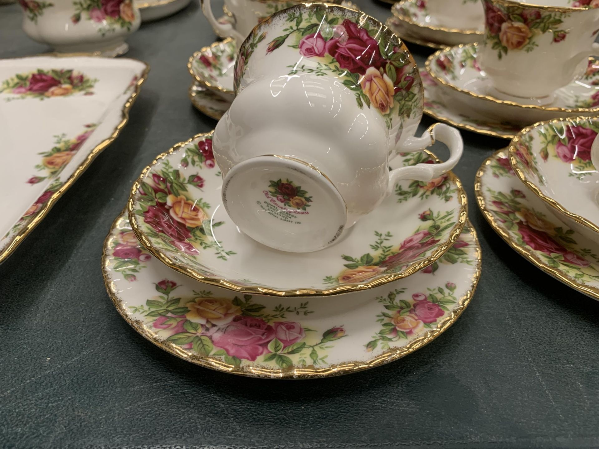 A ROYAL ALBERT 'OLD COUNTRY ROSES' TEASET TO INCLUDE A TEAPOT, CREAM JUG, SUGAR BOWL,SANDWICH AND - Image 4 of 6