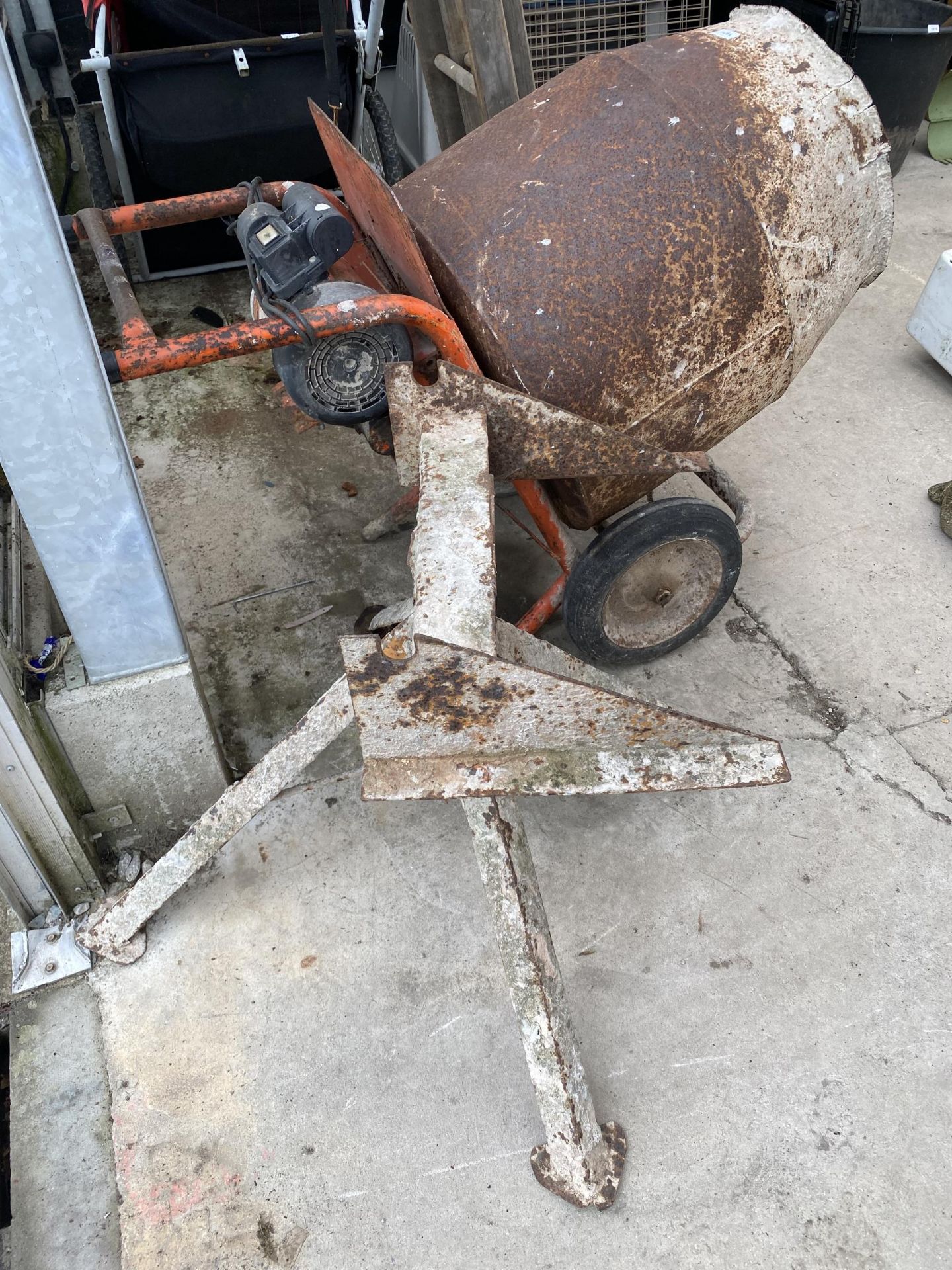 AN ELECTRIC CEMENT MIXER COMPLETE WITH STAND - Bild 2 aus 2