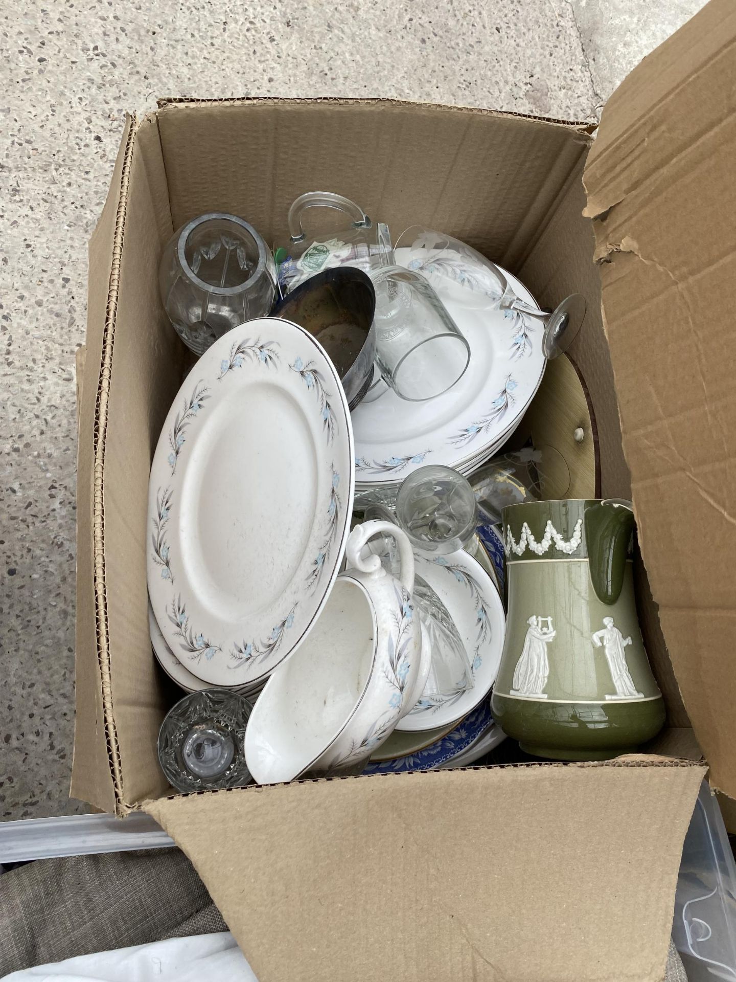 AN ASSORTMENT OF HOUSEHOLD CLEARANCE ITEMS TO INCLUDE CERAMICS AND GLASS WARE ETC - Image 3 of 4