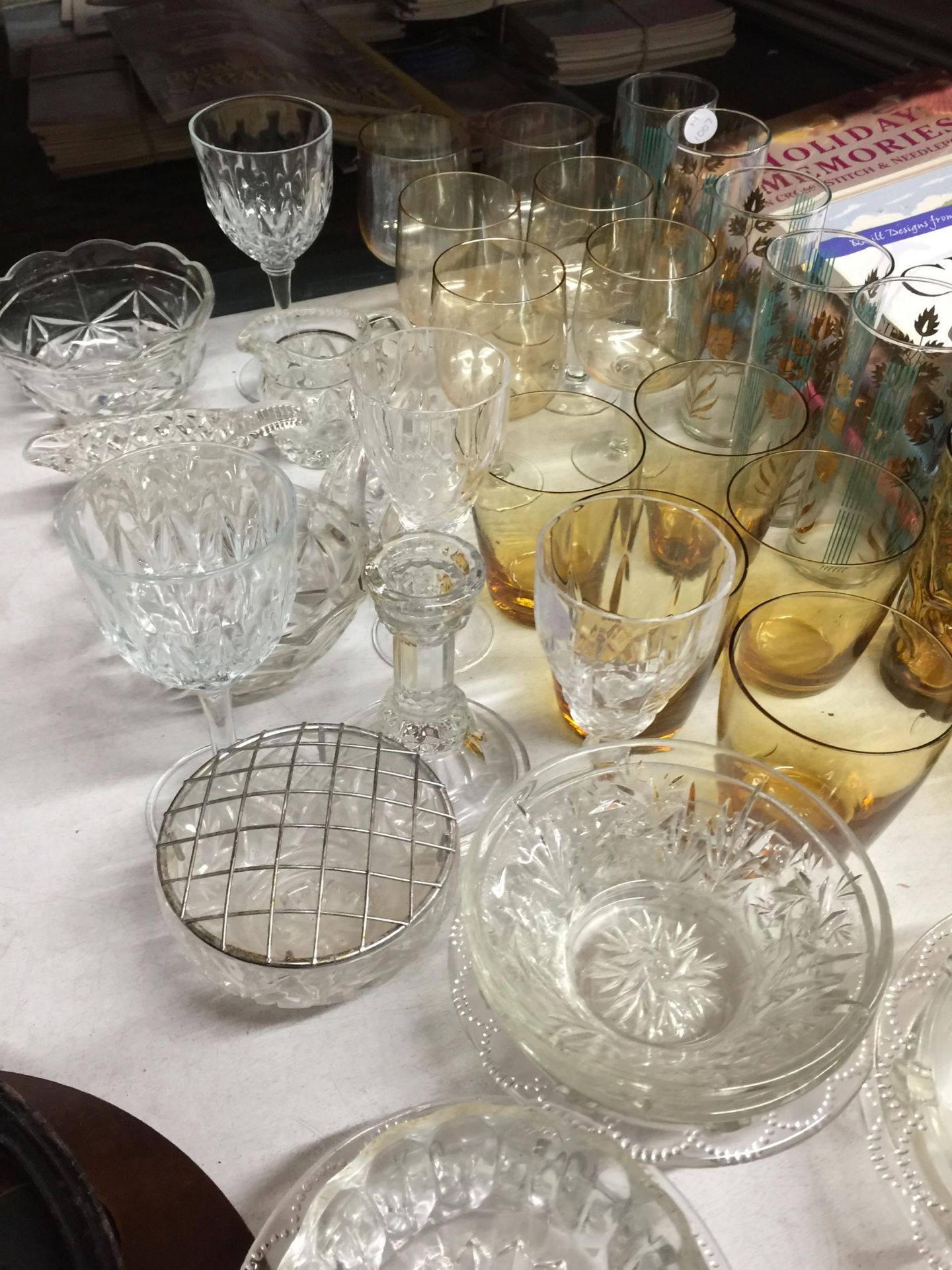A LARGE QUANTITY OF GLASSWARE TO INCLUDE TUMBLERS, DISHES, JUGS, ETC - Bild 4 aus 4