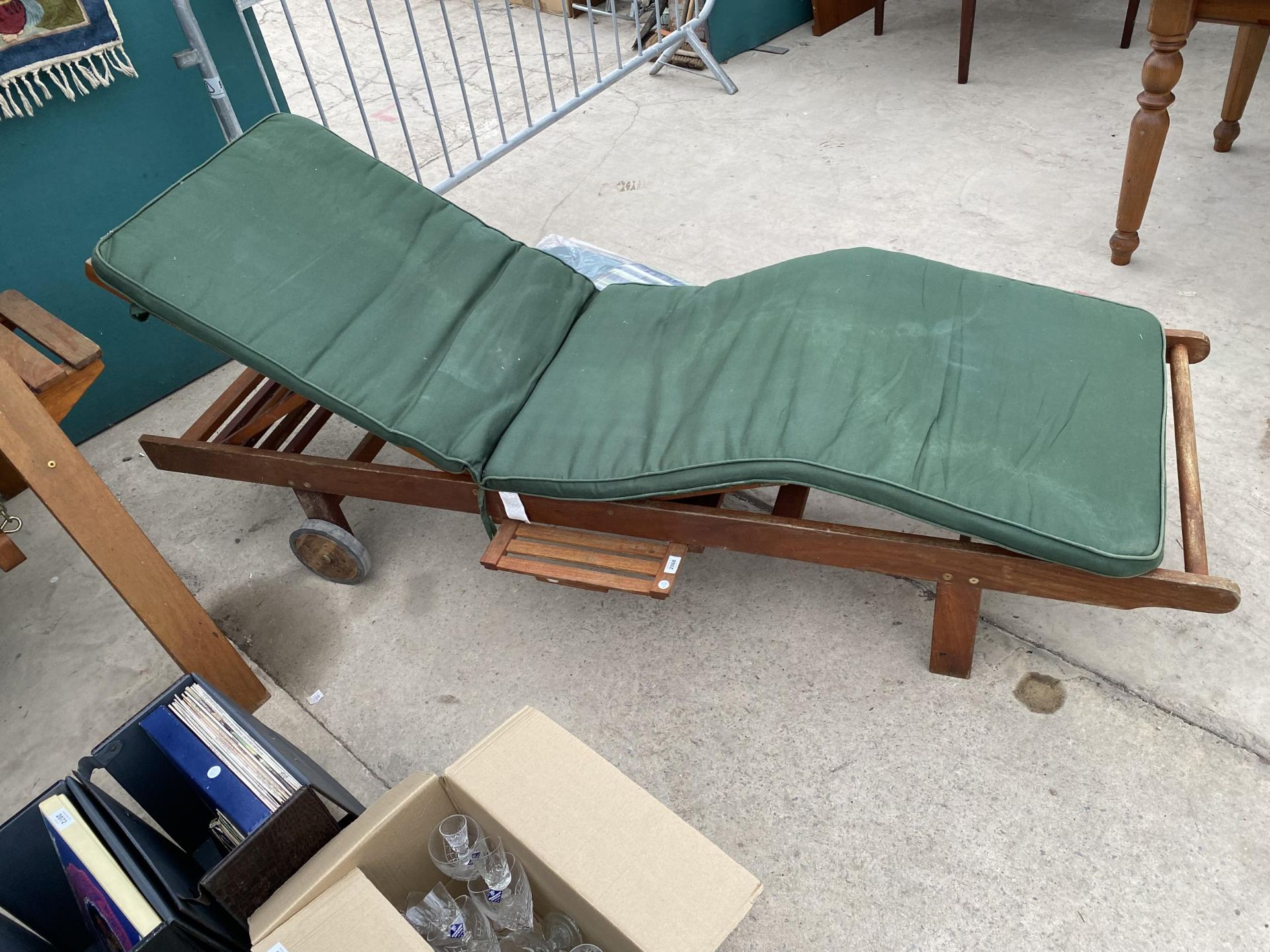 A TEAK GARDEN SUN LOUNGER WITH CUSHION - Image 2 of 4