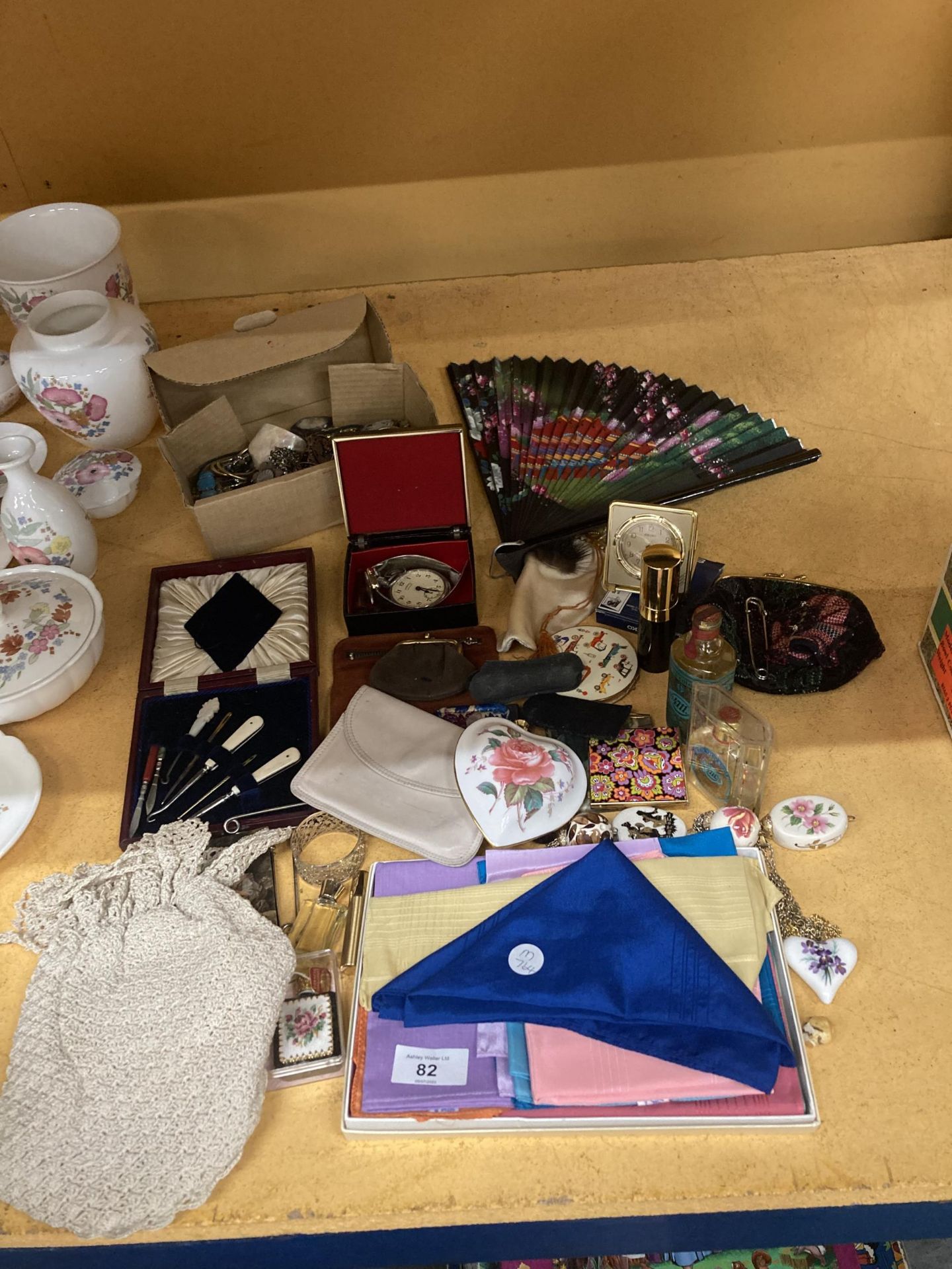 A MIXED LOT TO INCLUDE FANS, POCKET WATCH, COSTUME JEWELLERY ETC