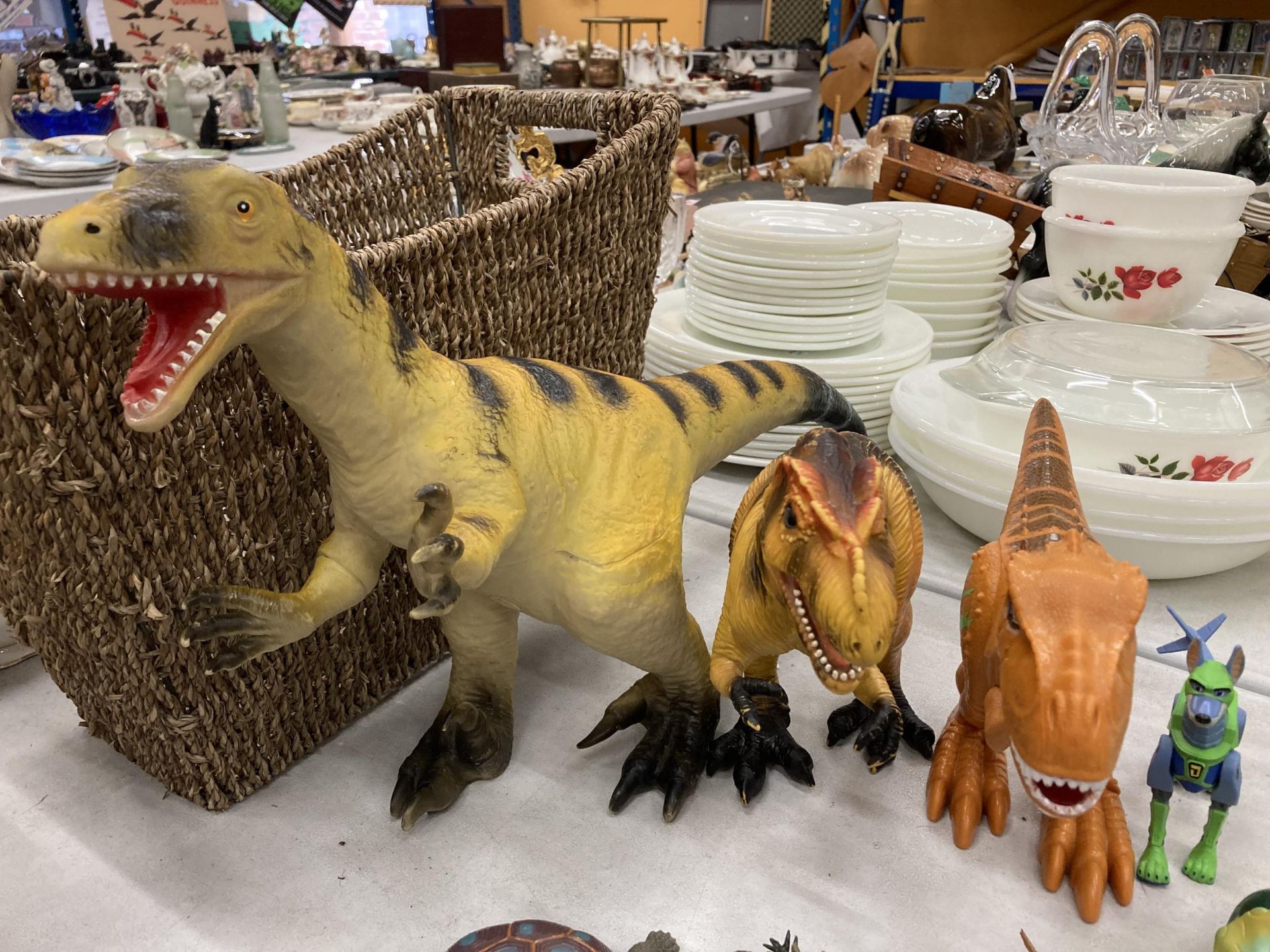 A COLLECTION OF DINOSAURS, ETC IN A BASKET - Bild 3 aus 5
