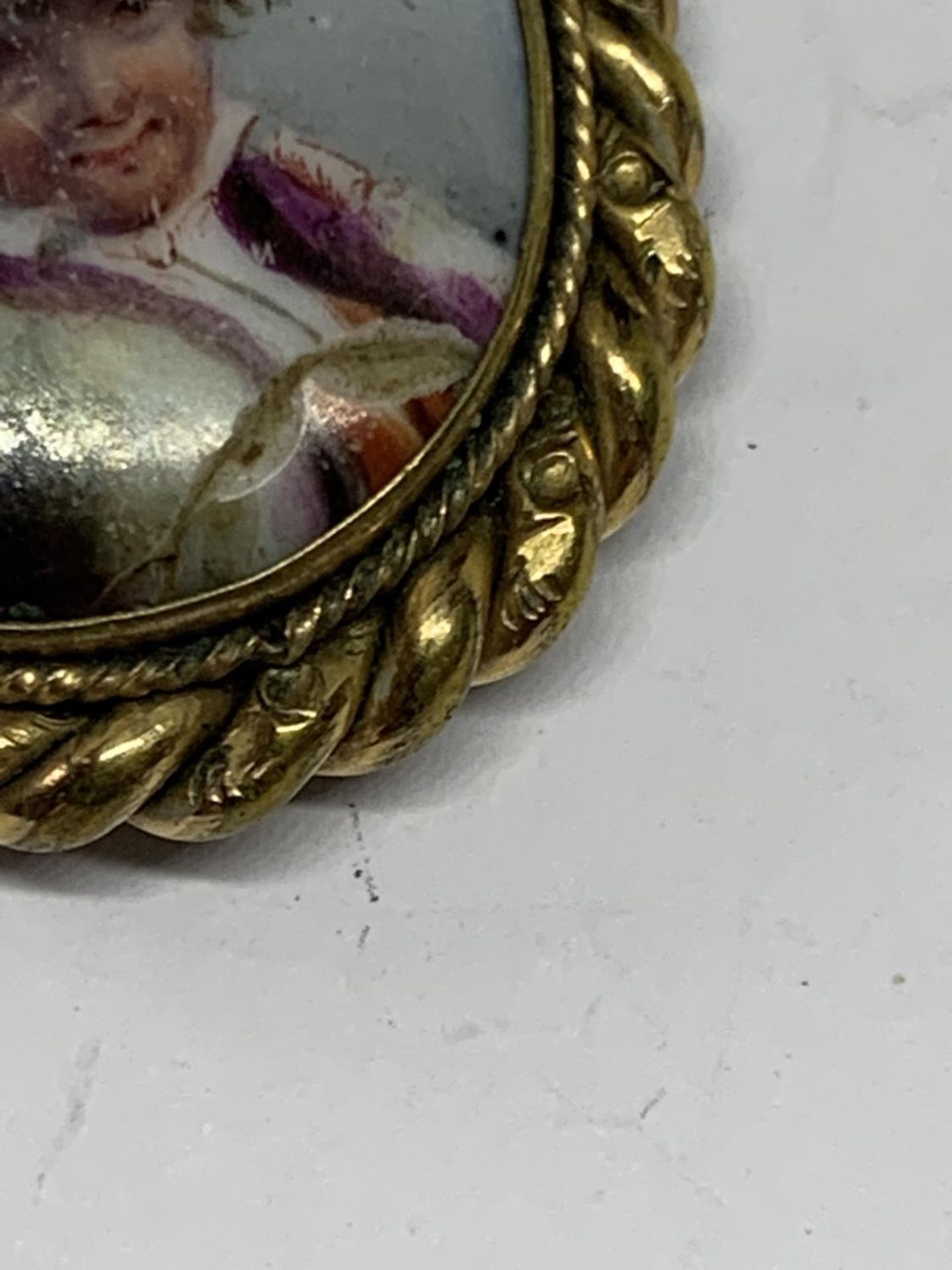 A VICTORIAN LOCKET WITH A CERAMIC FRONT WITH A PICTURE OF A YOUNG BOY - Bild 4 aus 4