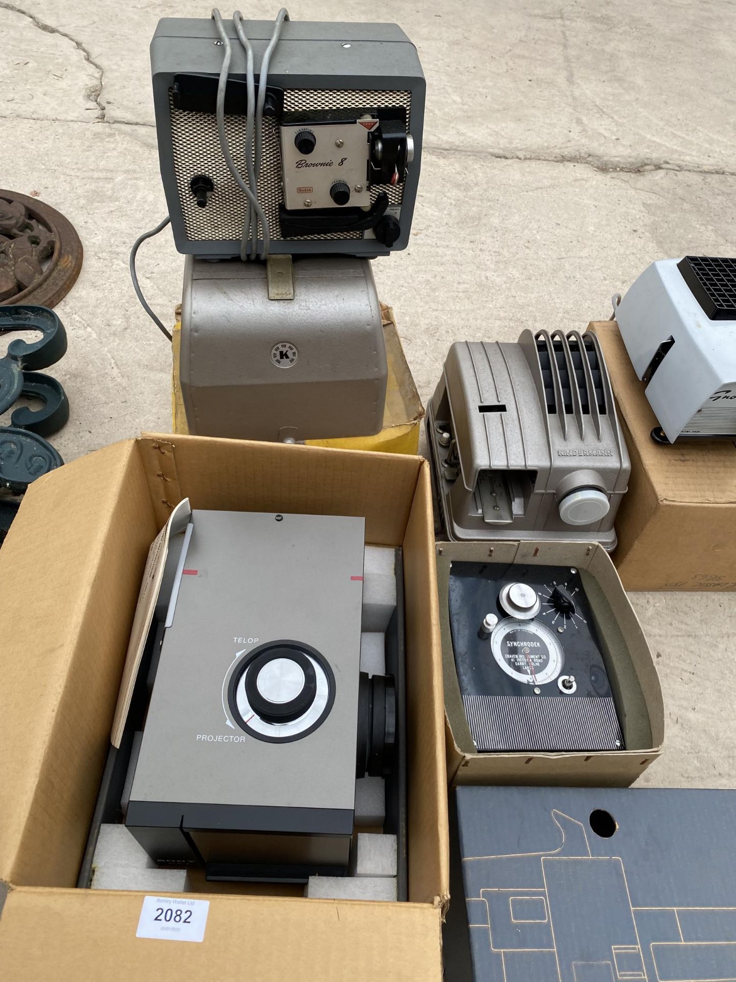 AN ASSORTMENT OF VINTAGE AND RETRO PROJECTORS - Image 2 of 6