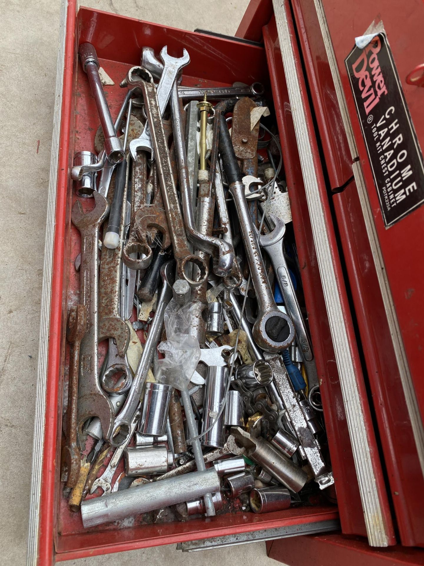 A POWER DEVIL FOUR DRAWER TOOL CHEST CONTAING SPANNERS AND SOCKETS ETC - Image 3 of 4