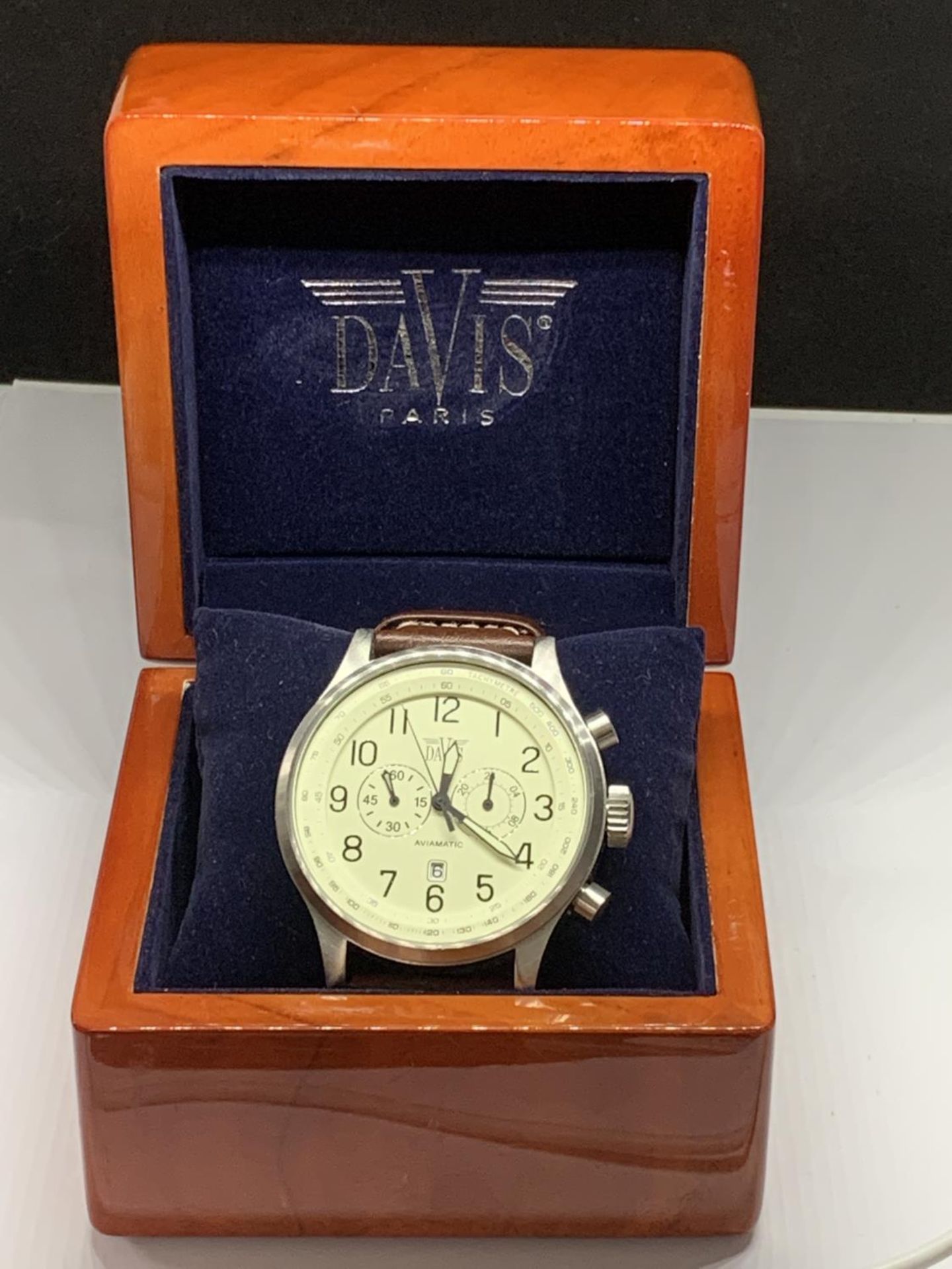 A DAVIS PARIS AVIAMATIC WRIST WATCH, CREAM FACE WITH FLOURESCENT HANDS, CHRONOGRAPH IN A