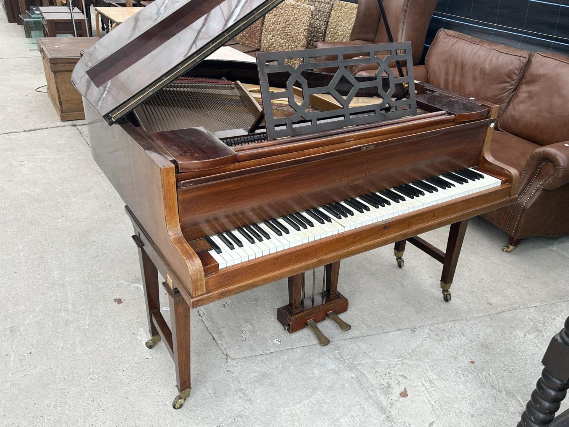 A JOHN BROADWOOD & SONS BOUDOIR GRAND PIANO (NO.52856) ON SIX TAPERING LEGS, WITH BRASS FITTINGS AND - Bild 5 aus 7