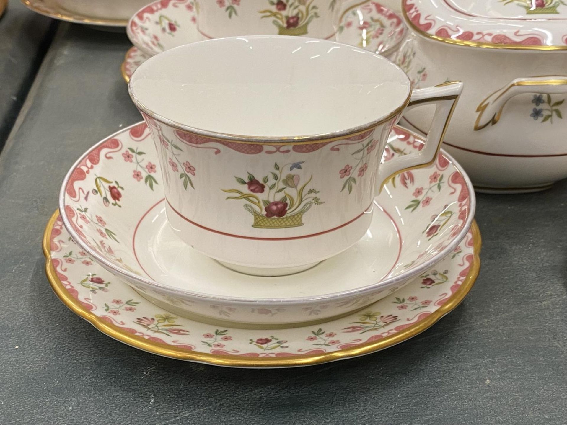 A WEDGWOOD 'BIANCA' PART TEASET TO INCLUDE A CAKE PLATE, SUGAR BOWL, CREAM JUG, CUPS, SAUCERS AND - Image 2 of 4