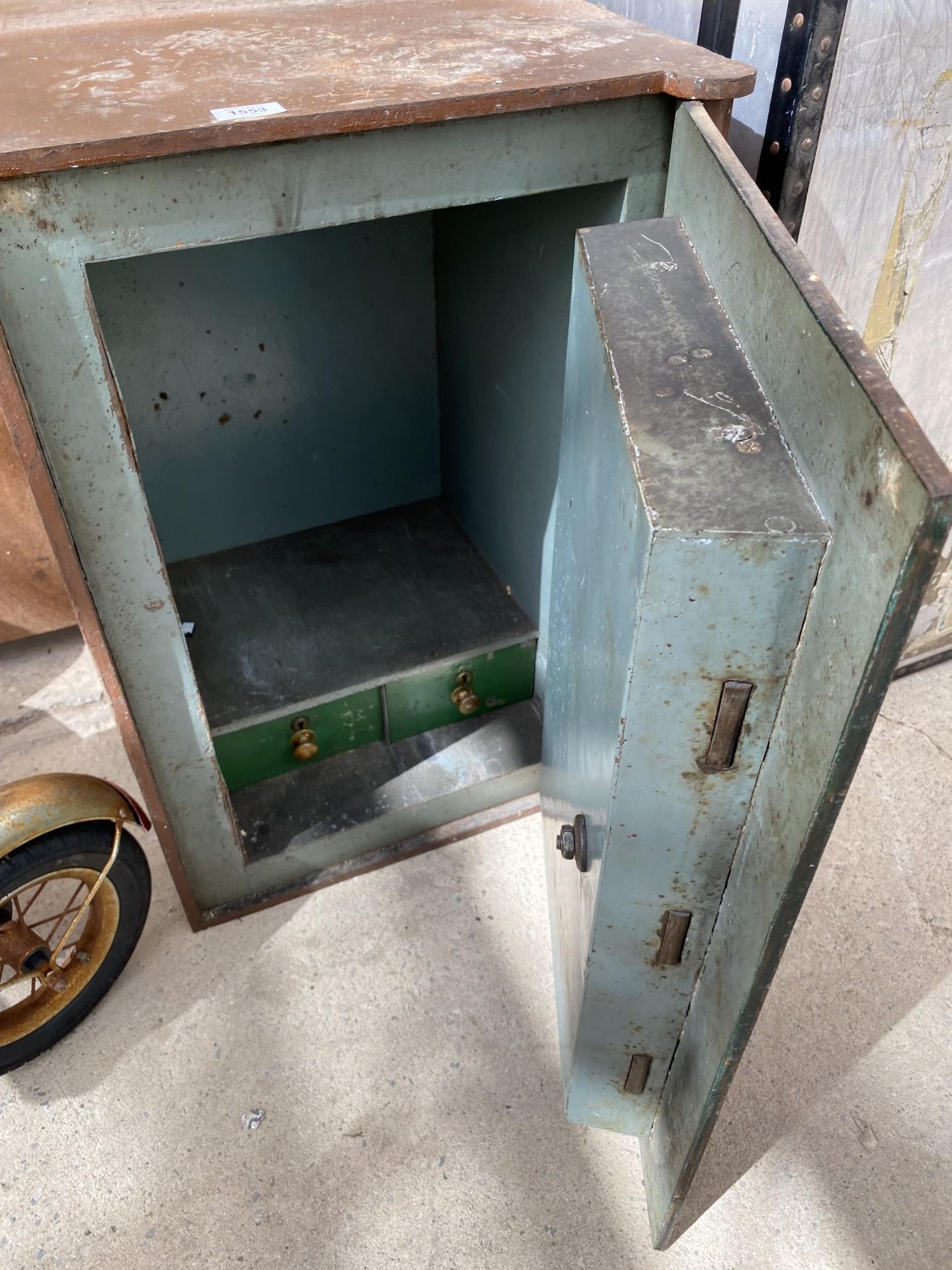 A VINTAGE SAFE WITH KEY BEARING THE NAME PLAQUE 'JOHN AND JOS TAUNTON' BIRMINGHAM - Image 8 of 8