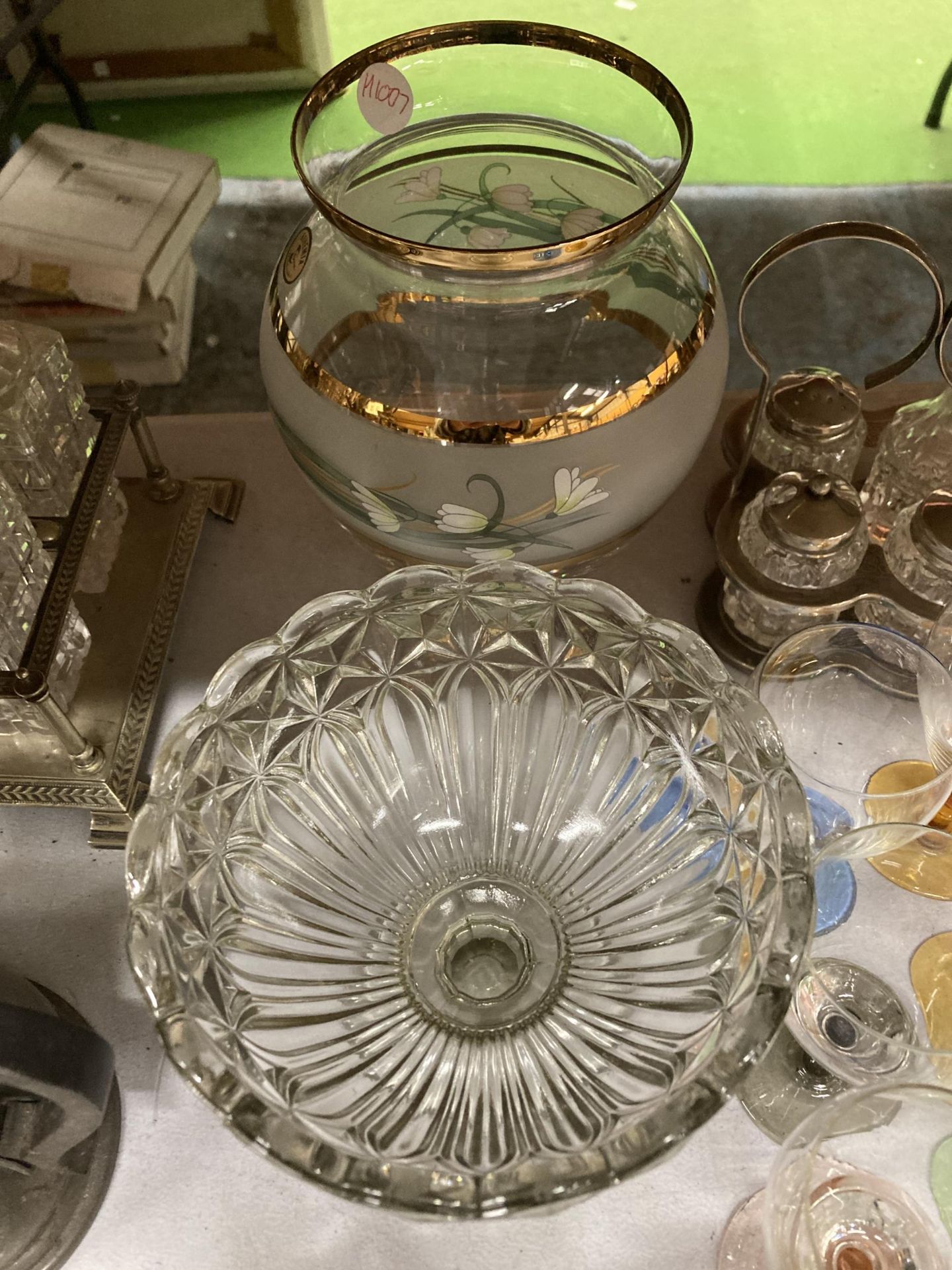 A MIXED LOT OF VINTAGE GLASS TO INCLUDE ART DECO STYLE PEACH COLOURED DISHES ETC - Bild 3 aus 4