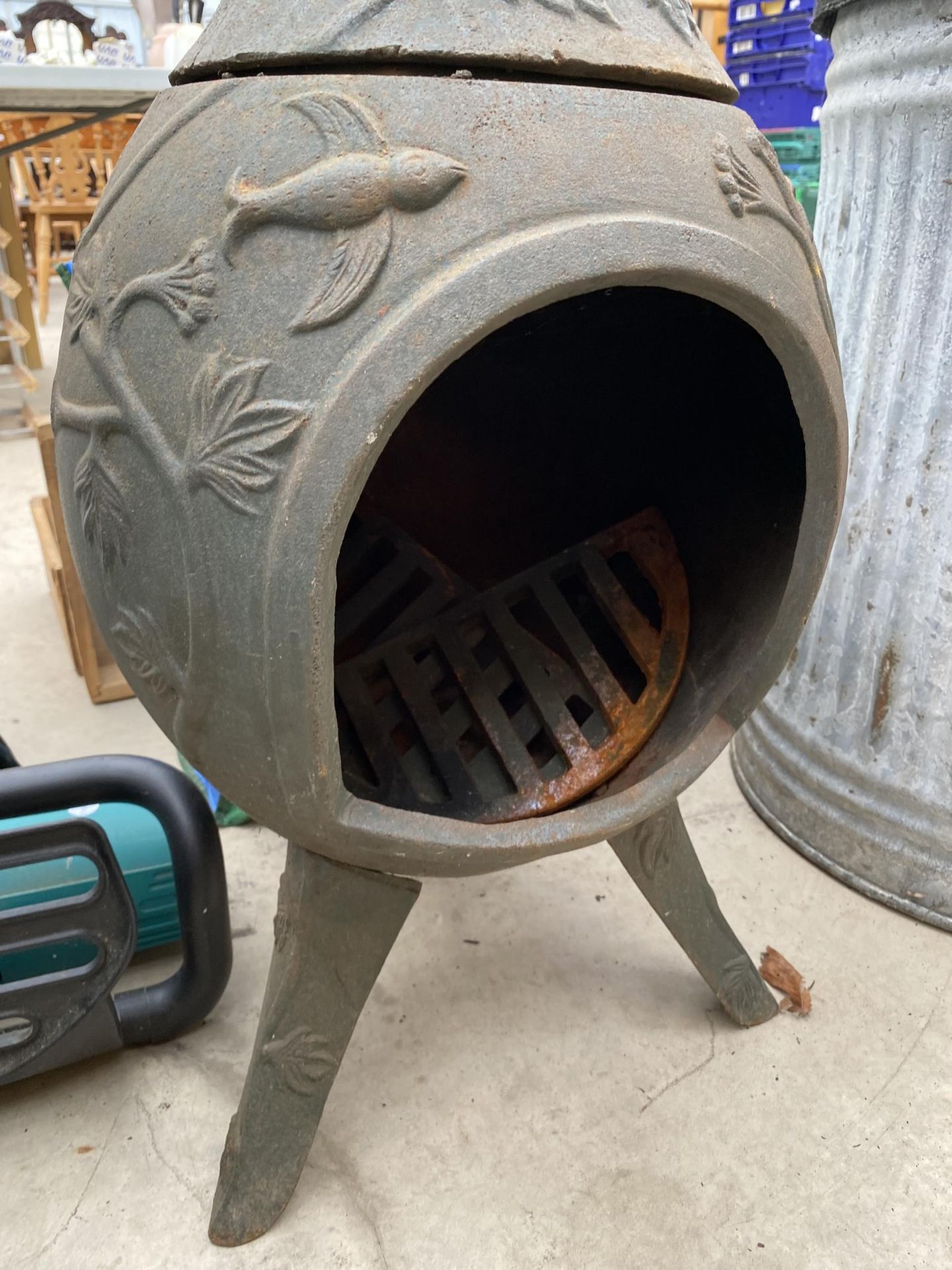 A DECORATIVE CAST IRON GARDEN CHIMENEA - Image 2 of 3