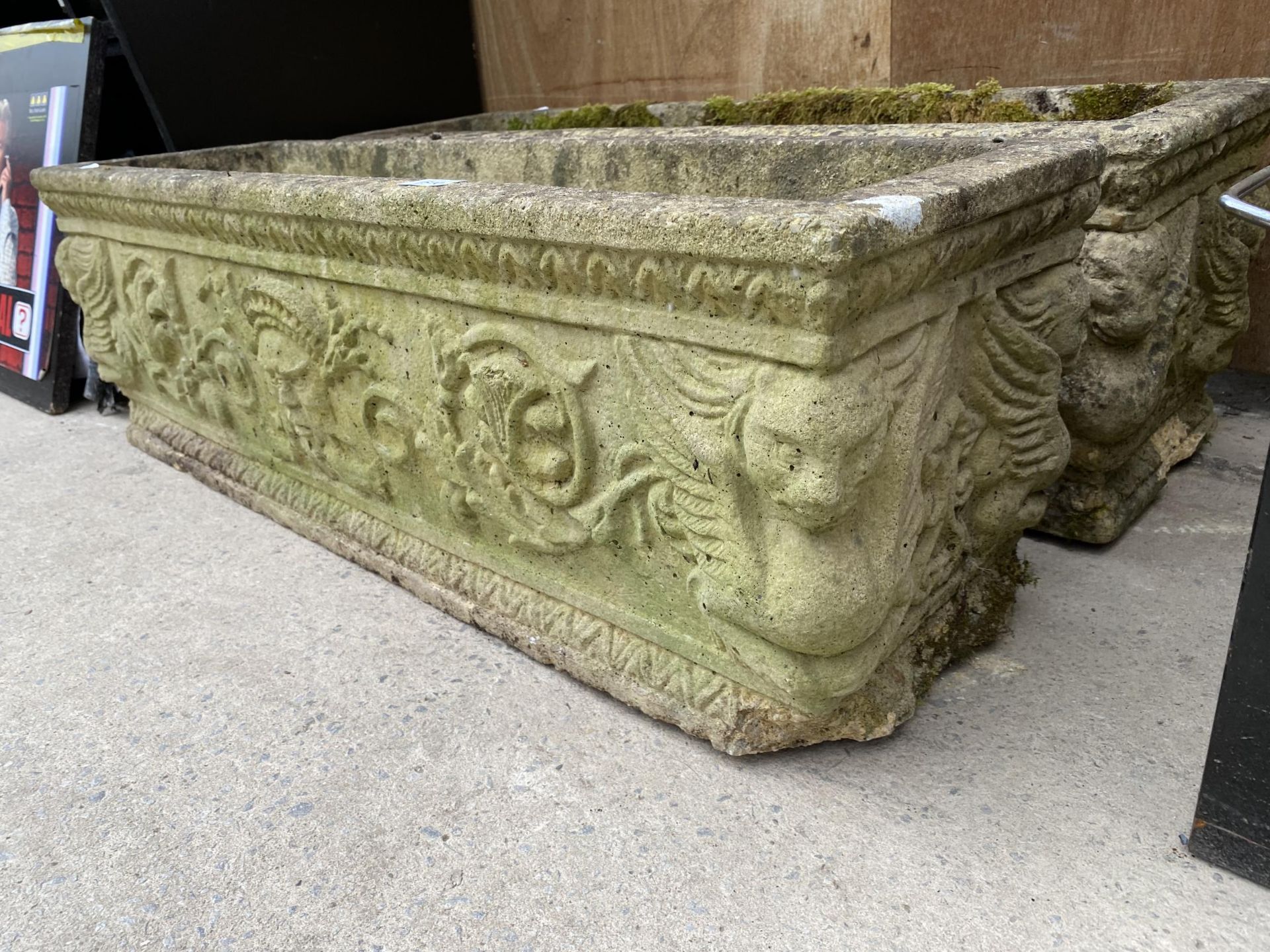 A PAIR OF RECONSTITUTED STONE 'WOODLODGE PRODUCTS' TROUGH PLANTERS - Bild 2 aus 5