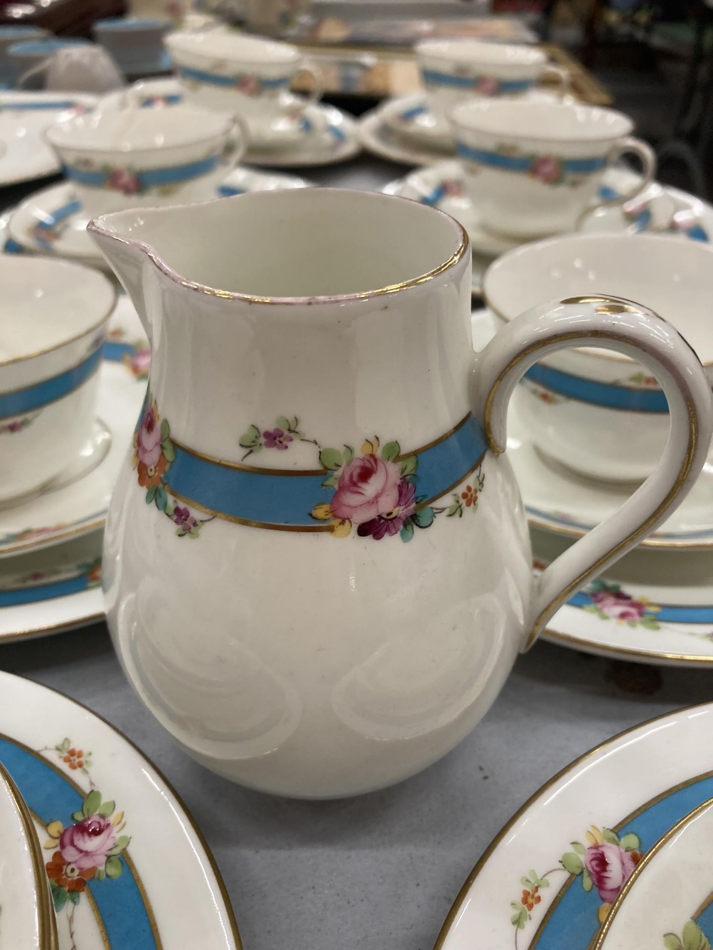 A LARGE QUANTITY OF VINTAGE CROWN STAFFORDSHIRE CHINA CUPS, SAUCERS, SIDE PLATES, A CREAM JUG, SUGAR - Image 3 of 4