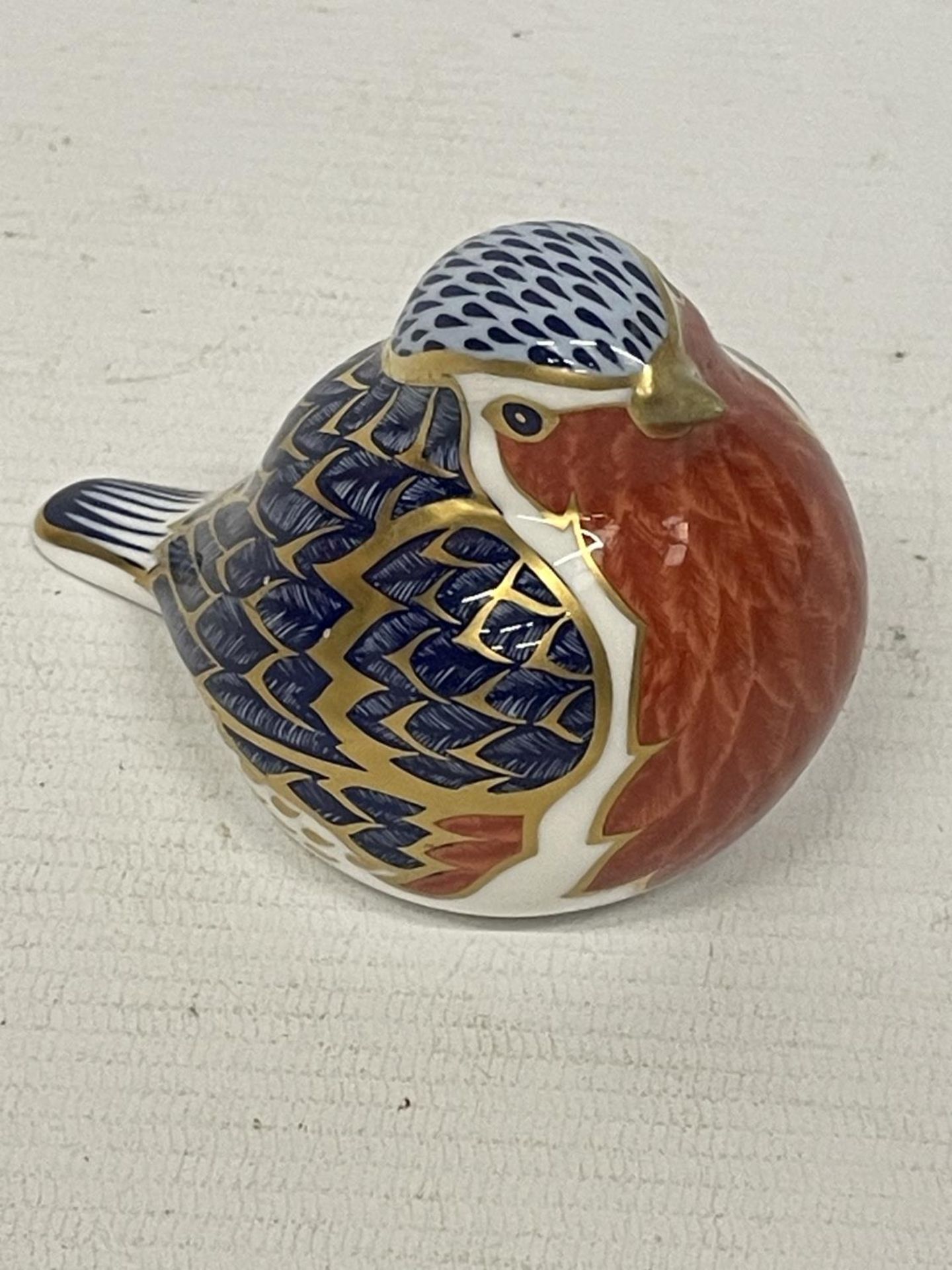 A ROYAL CROWN DERBY ROBIN PAPERWEIGHT, NO STOPPER