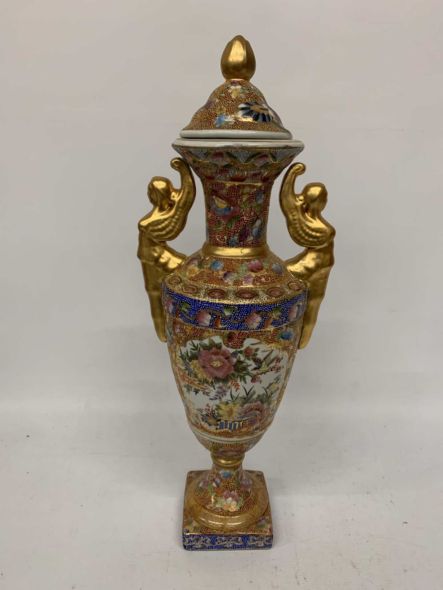 A LARGE DECORATIVE HAND PAINTED JAPANESE TWIN HANDLED LIDDED VASE, HEIGHT 56CM - Image 3 of 8