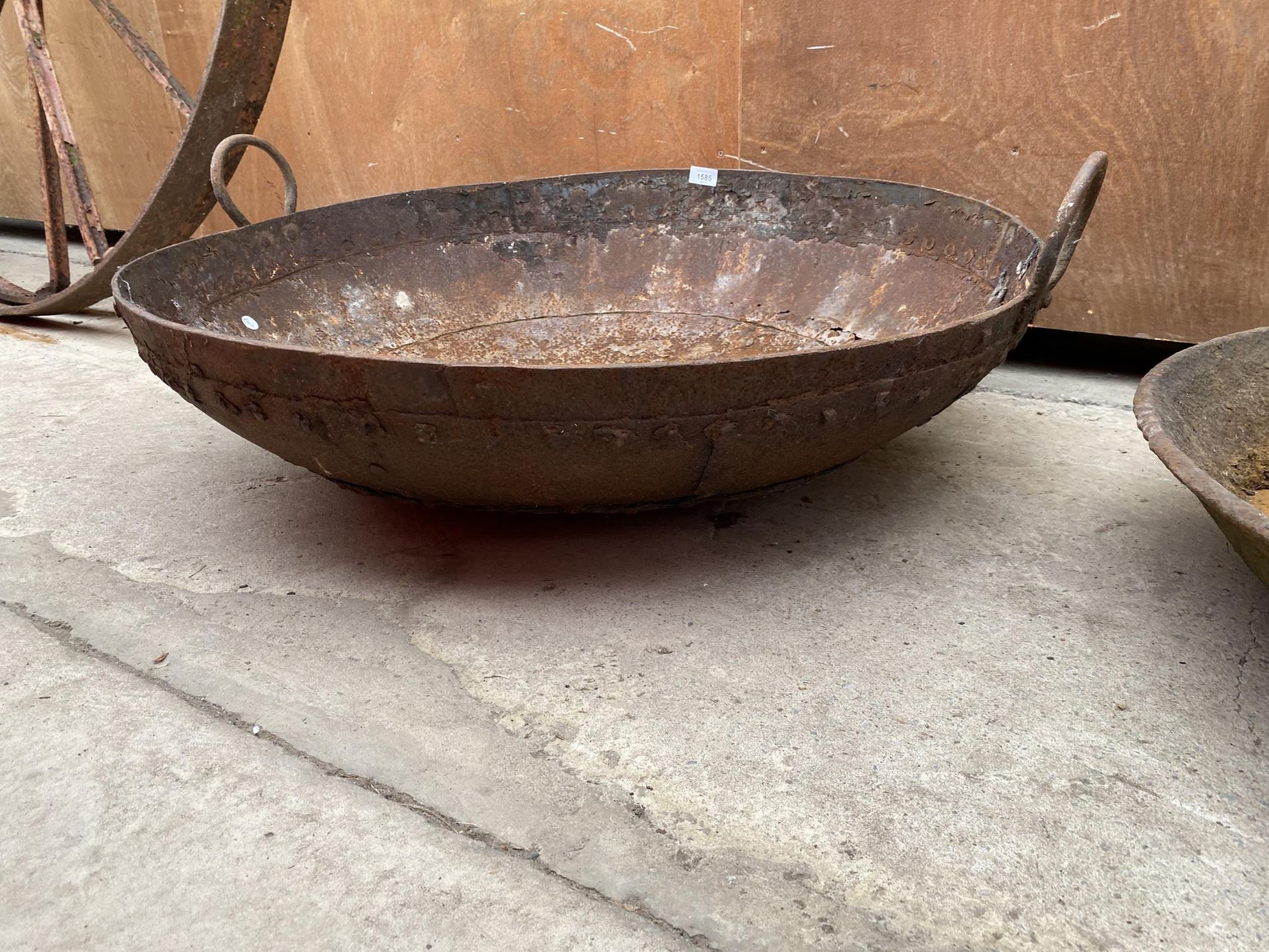 A LARGE STEEL FIRE PIT BOWL - Image 2 of 4