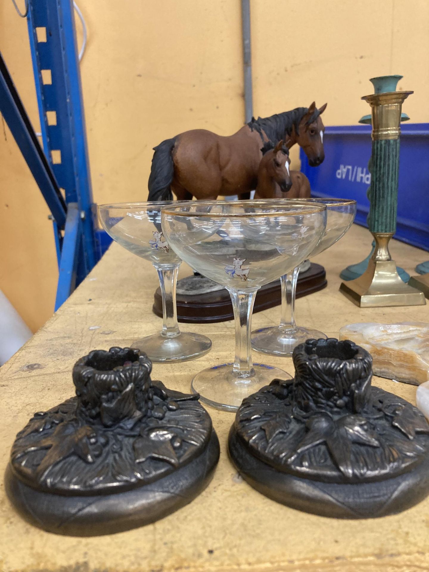A MIXED LOT TO INCLUDE CLASSICAL STYLE BUSTS, CANDLESTICKS, LENARDO MARE AND FOAL FIGURE, BABYCHAM - Image 2 of 5