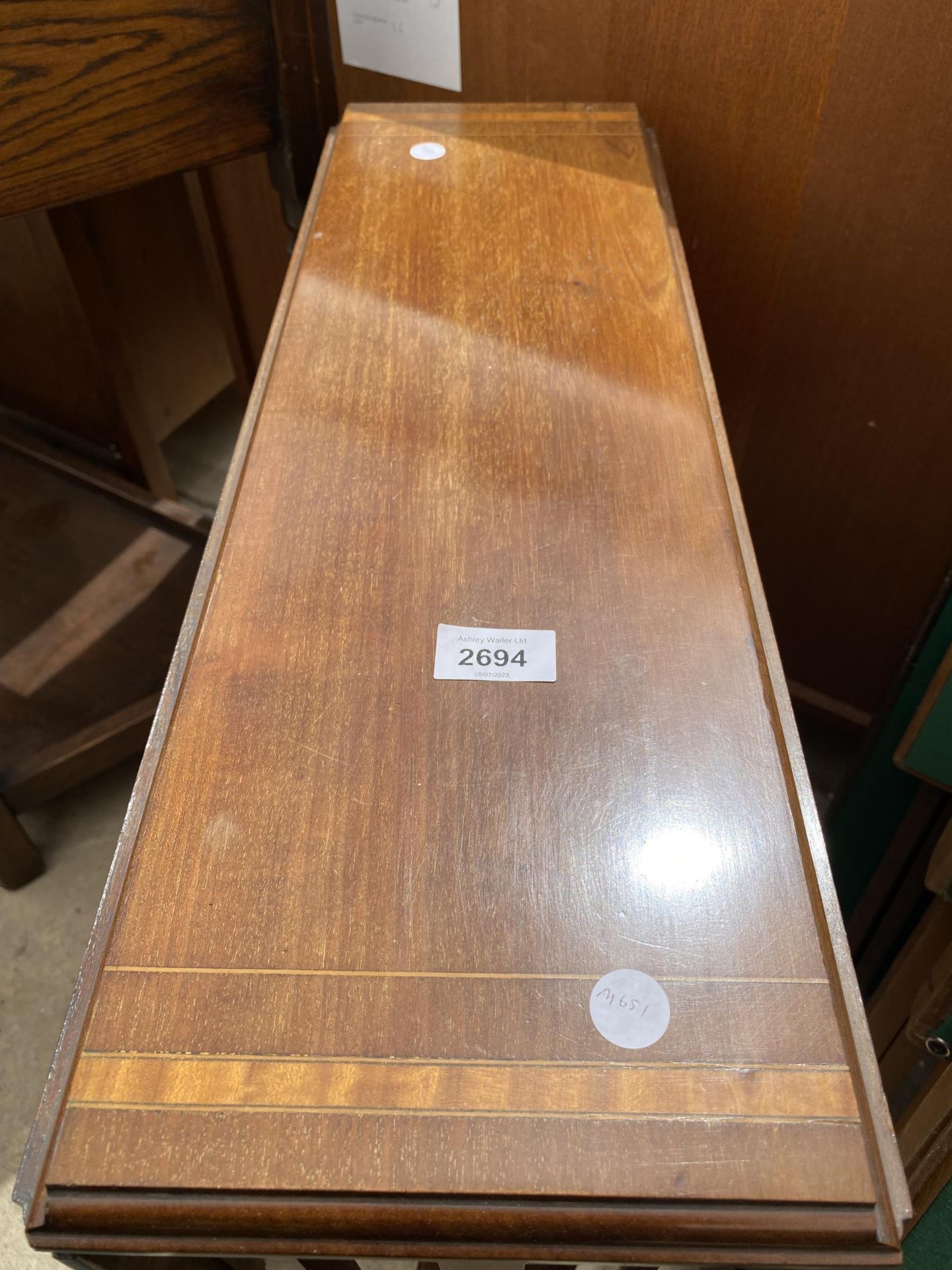 AN EDWARDIAN MAHOGANY AND INLAID SUTHERLAND TABLE WITH CANTED CORNERS, 29X24" OPENED - Image 3 of 4